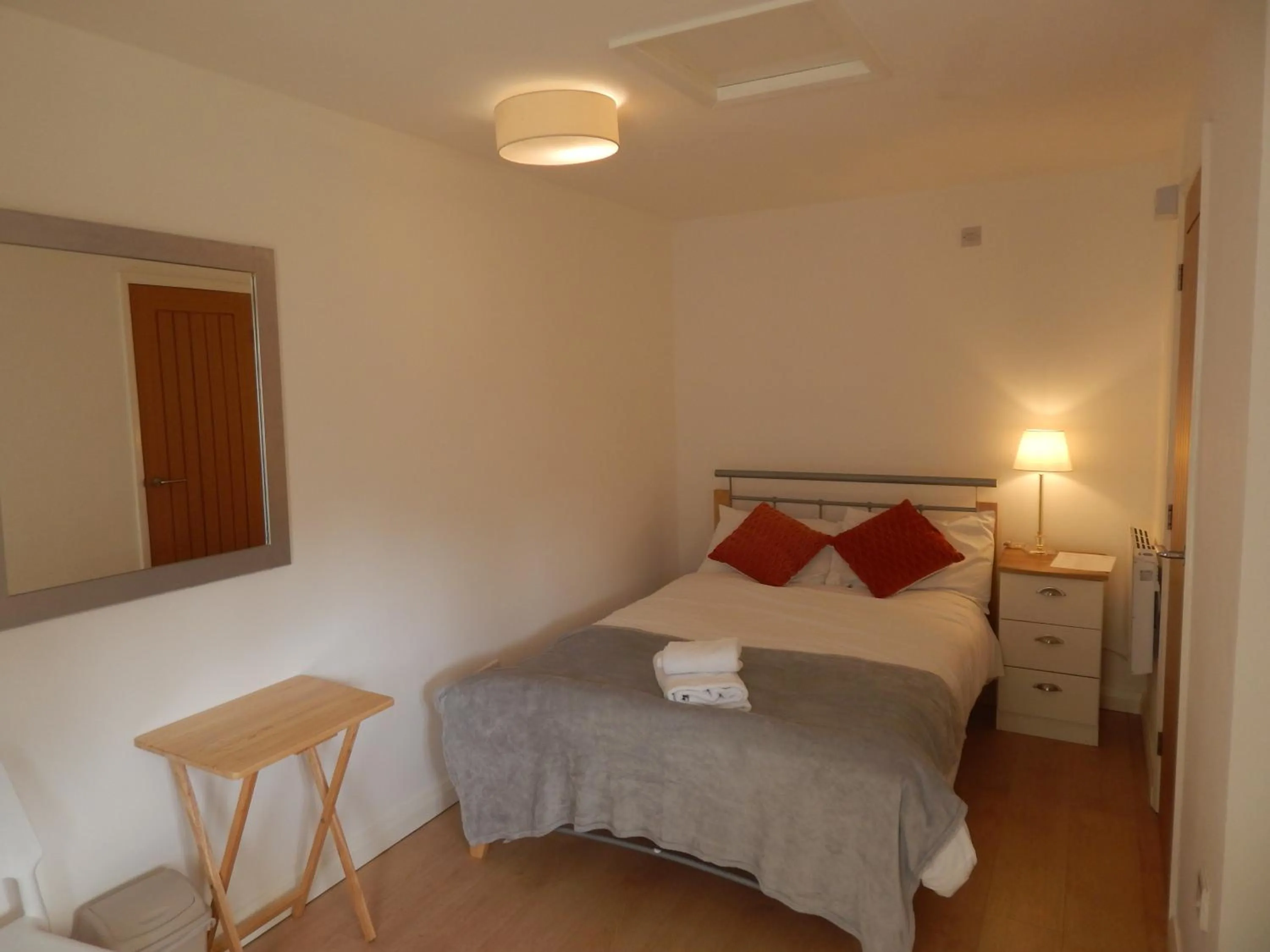 Bed in Modern, well located en-suite rooms with parking & all facilities