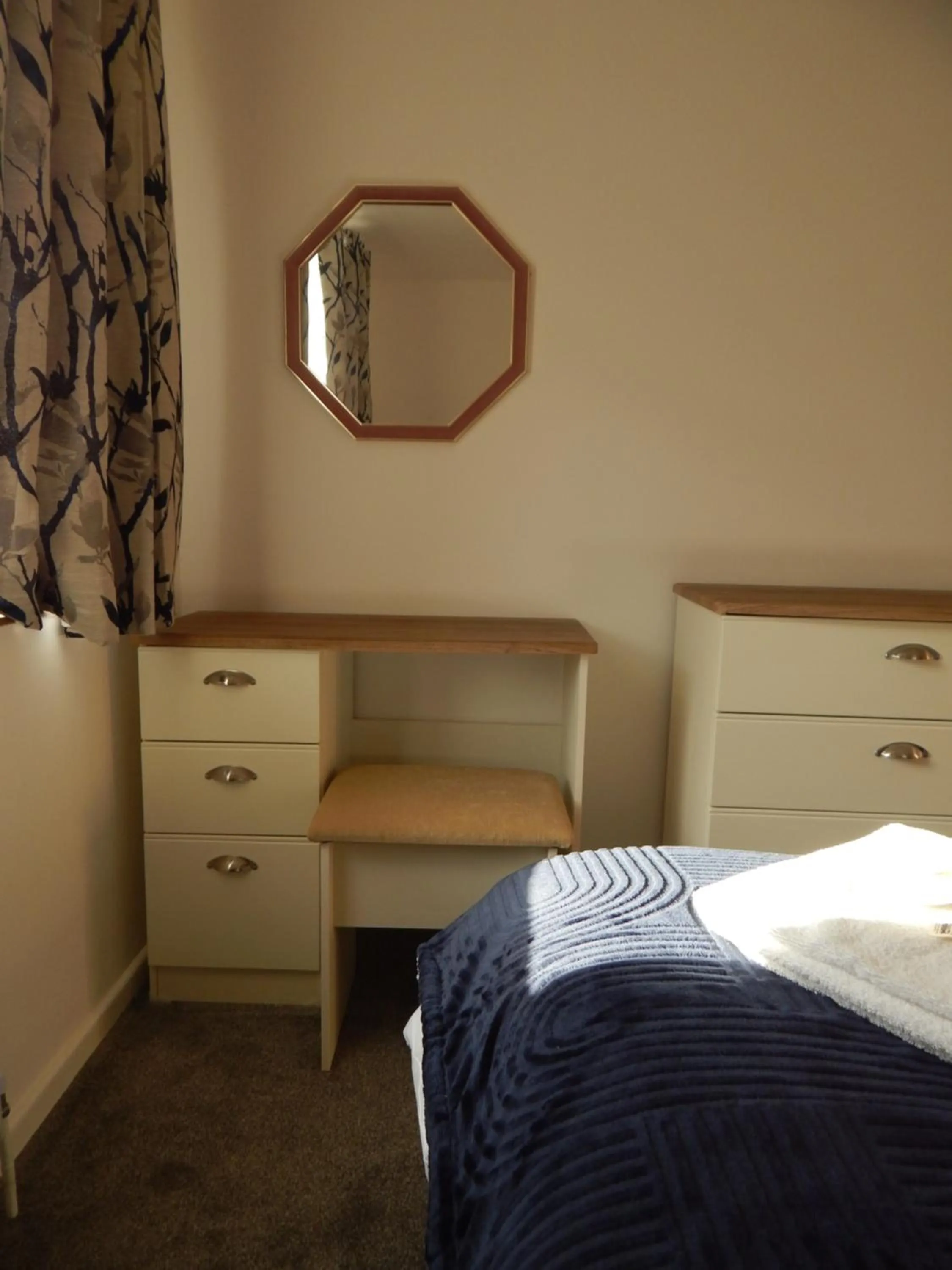 hair dresser, Bed in Modern, well located en-suite rooms with parking & all facilities