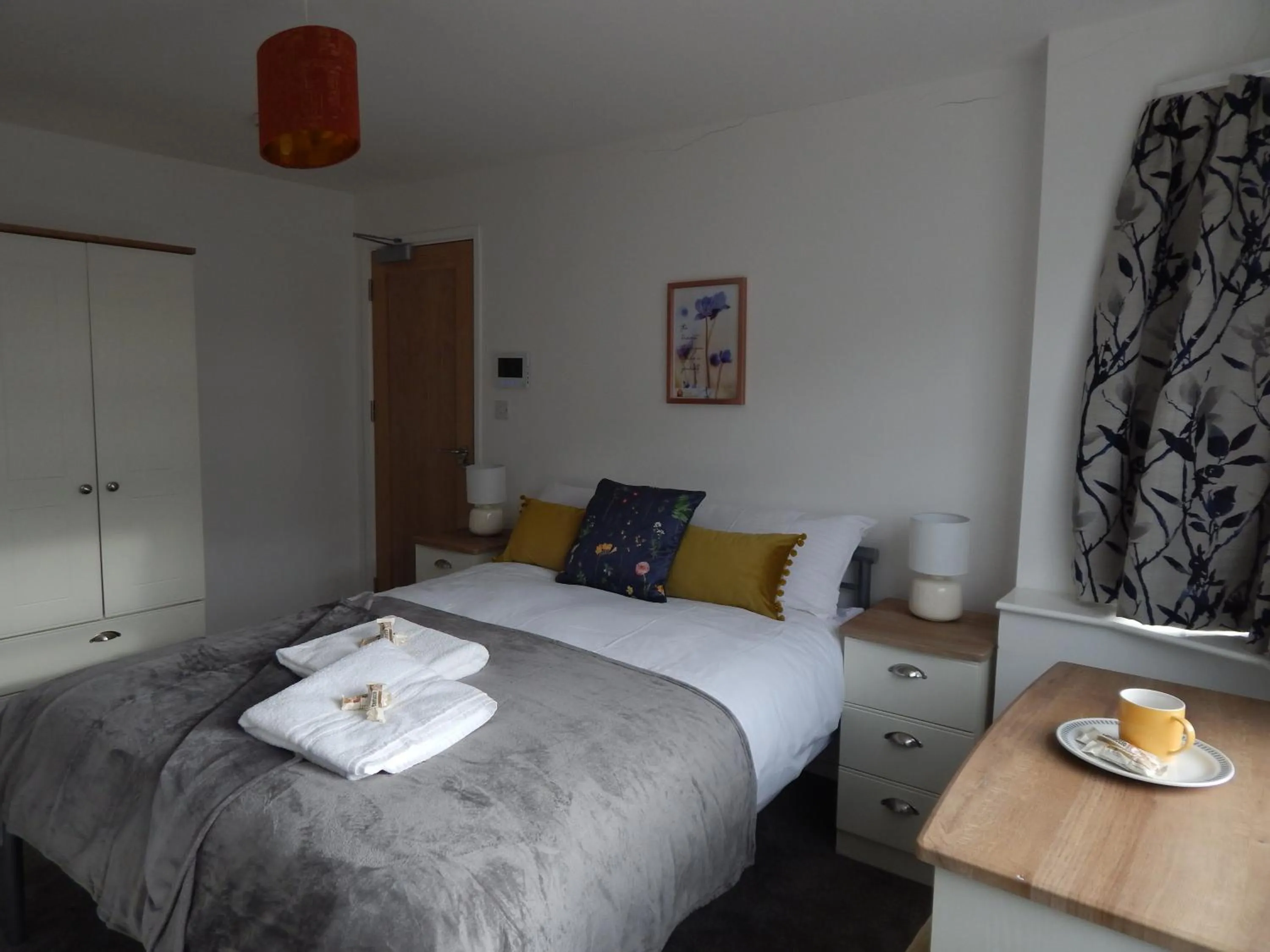 Bed in Modern, well located en-suite rooms with parking & all facilities