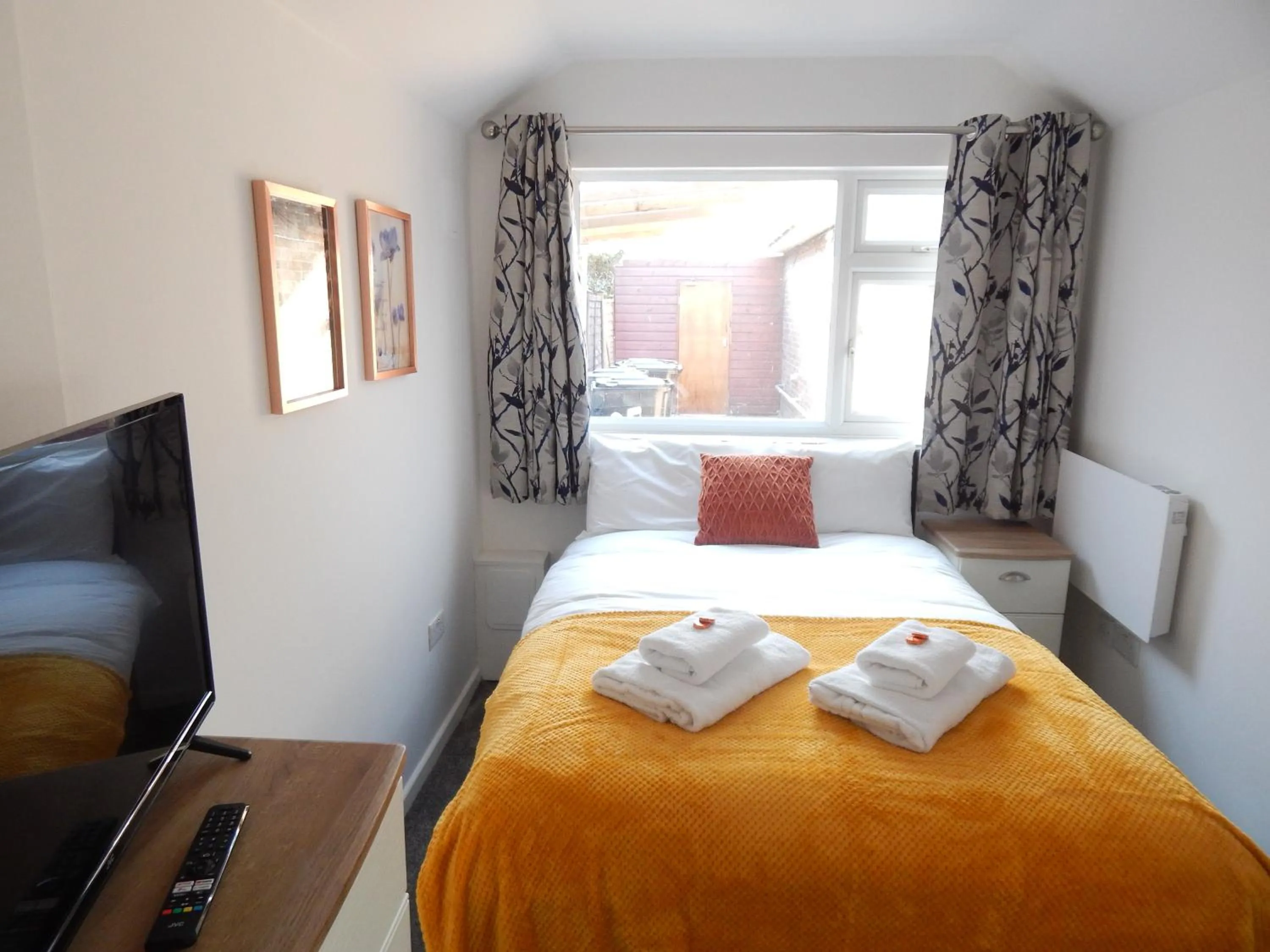 Bed in Modern, well located en-suite rooms with parking & all facilities