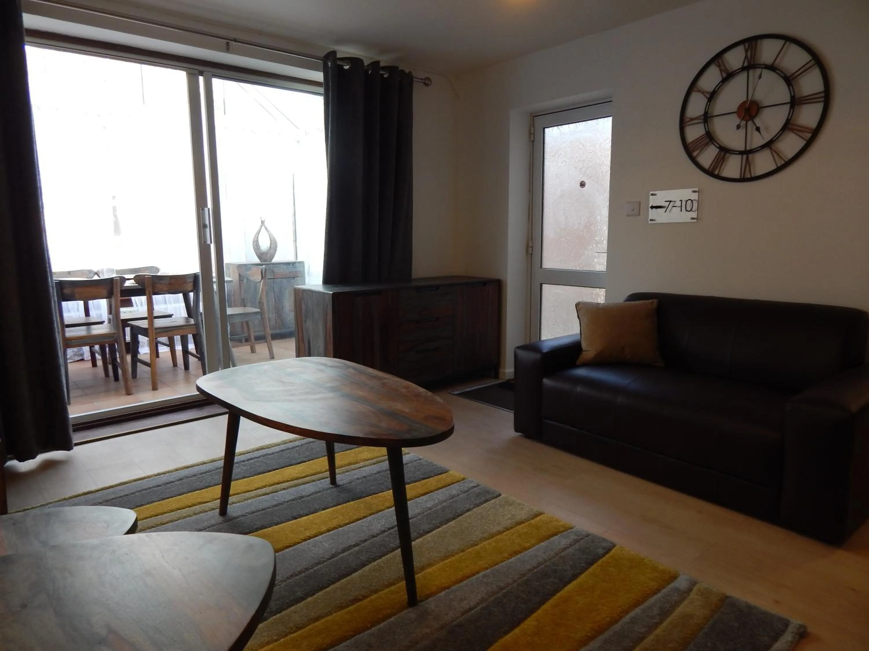 Communal lounge/ TV room in Modern, well located en-suite rooms with parking & all facilities