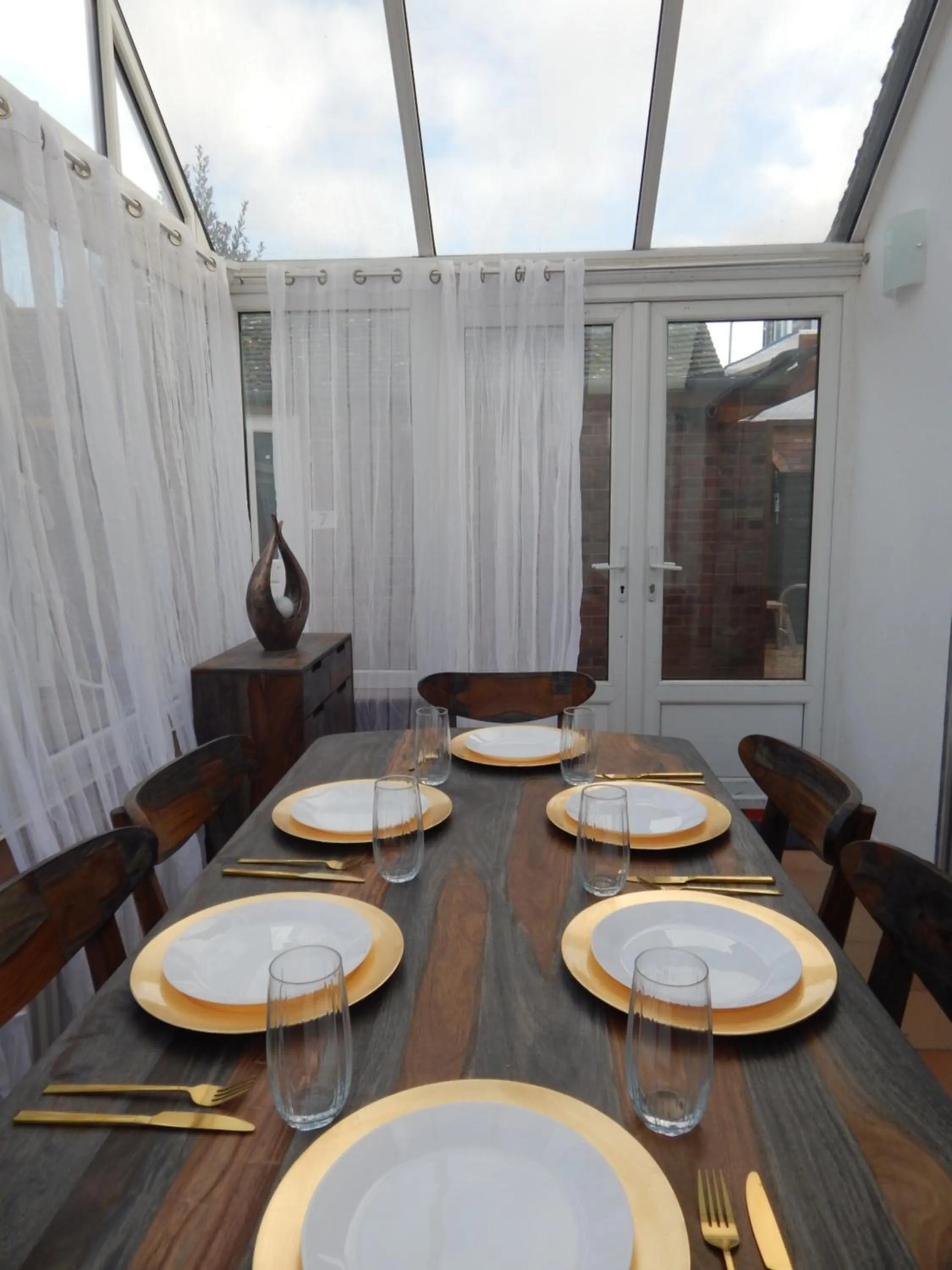 Dining area in Modern, well located en-suite rooms with parking & all facilities