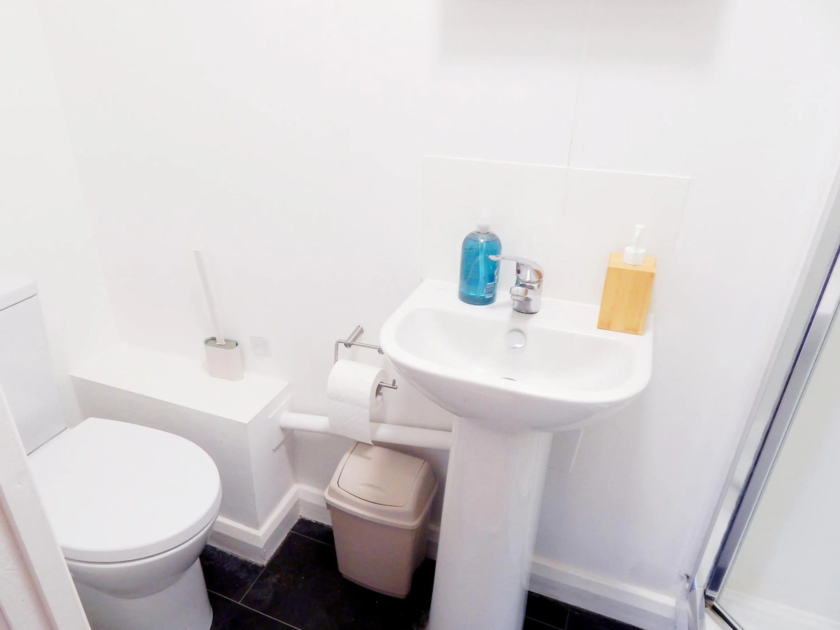 Toilet in Modern, well located en-suite rooms with parking & all facilities