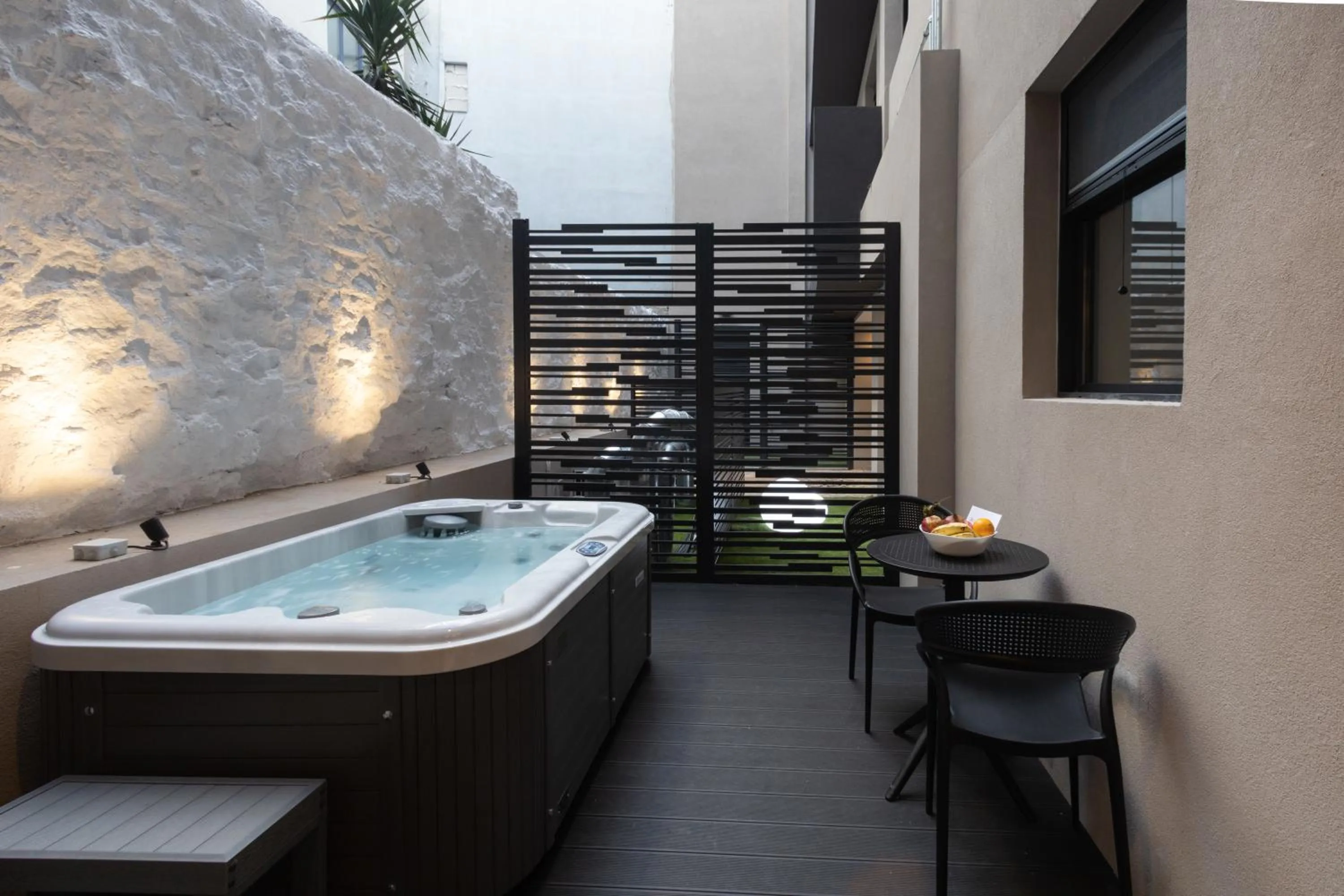 Hot Tub in Incanto Boutique Suites - Mets