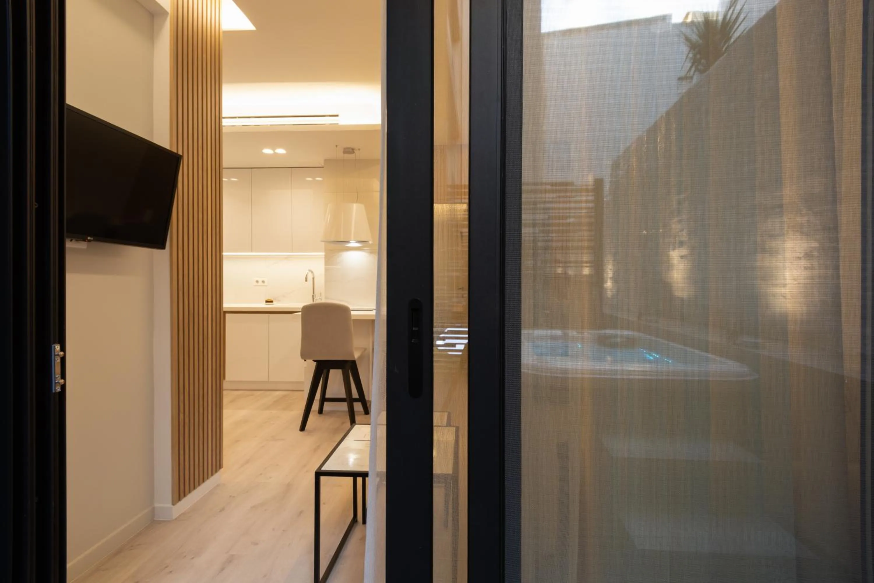 Hot Tub in Incanto Boutique Suites - Mets