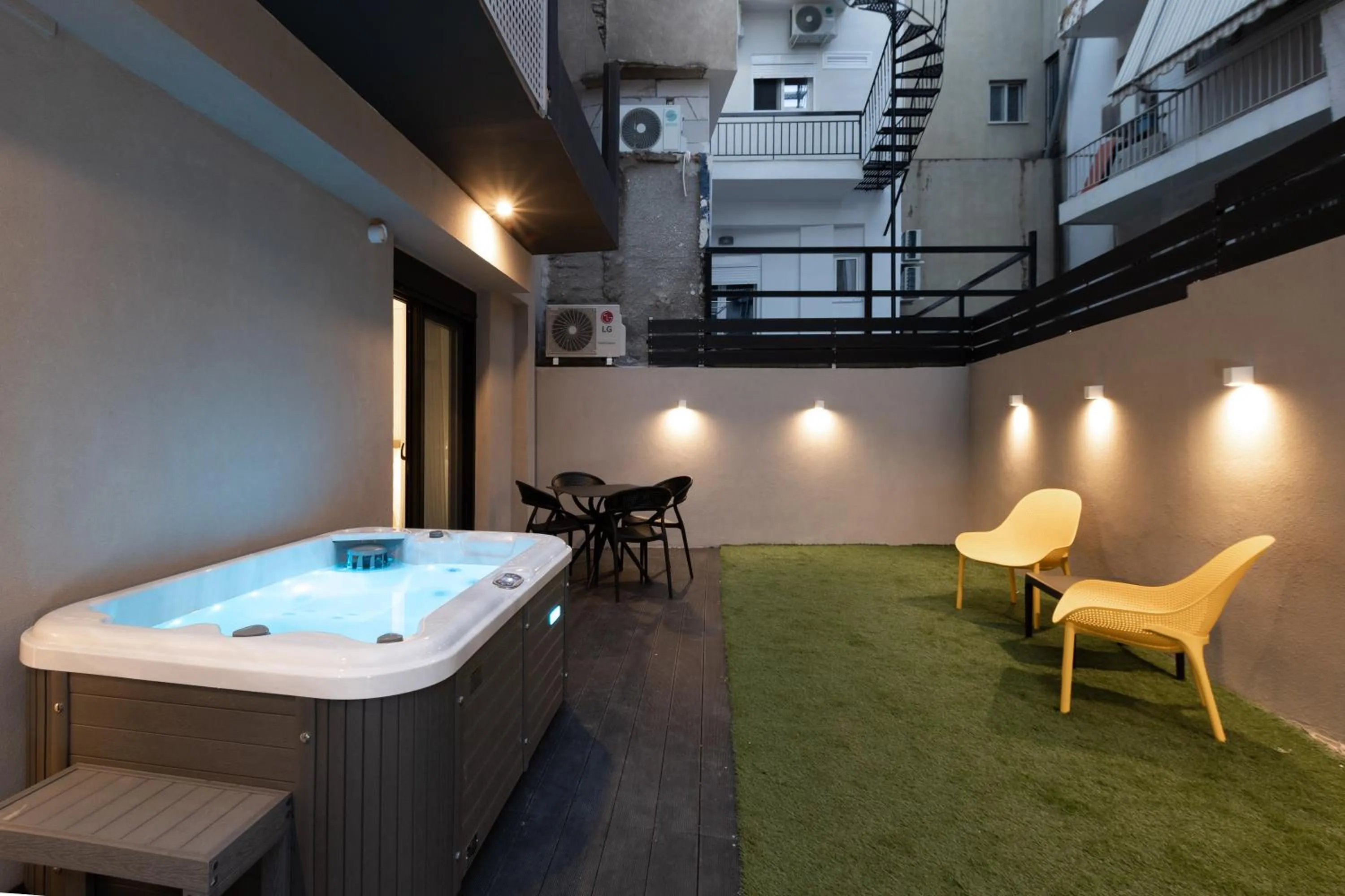 Hot Tub in Incanto Boutique Suites - Mets