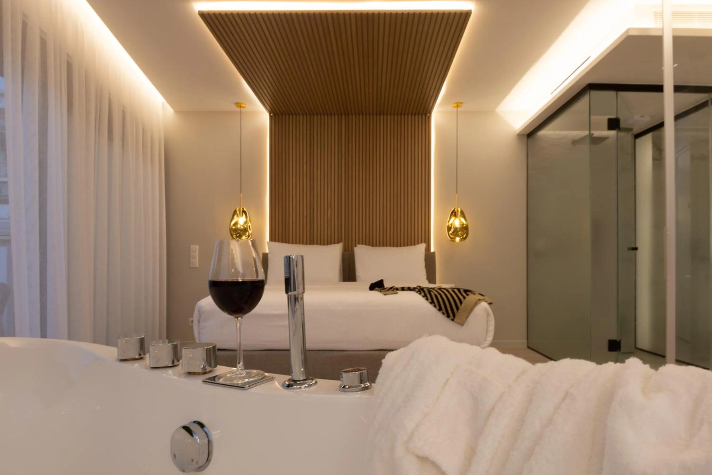 Shower, Bed in Incanto Boutique Suites - Mets
