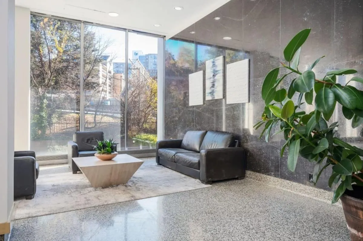 Downtown Atl Condo Onsite Parking King bed & bonus room LM1901