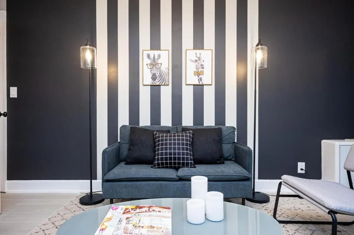 Downtown Atl Condo Onsite Parking King bed & bonus room LM1901