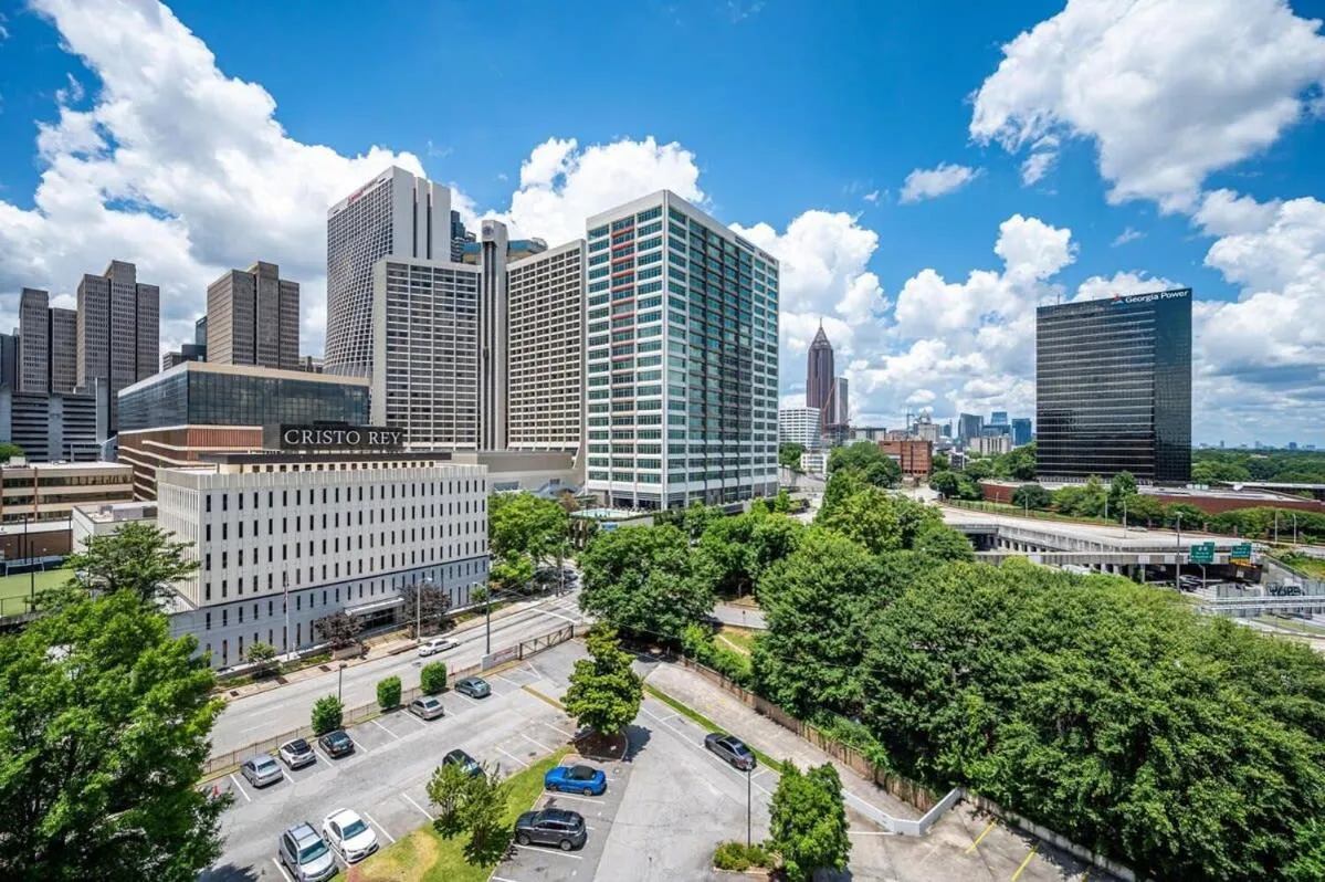 Downtown Atl Condo Onsite Parking King bed & bonus room LM1901