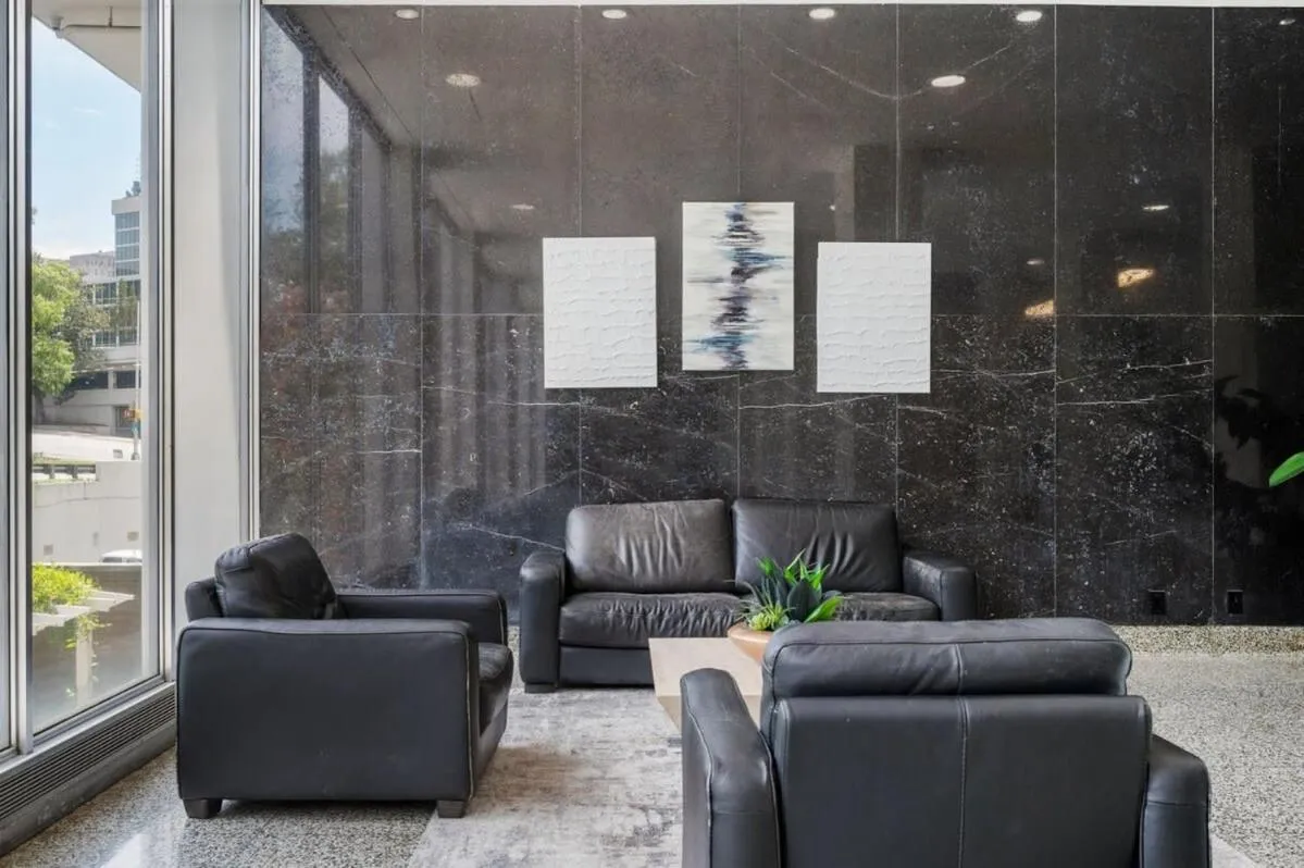 Downtown Atl Condo Onsite Parking King bed & bonus room LM1901