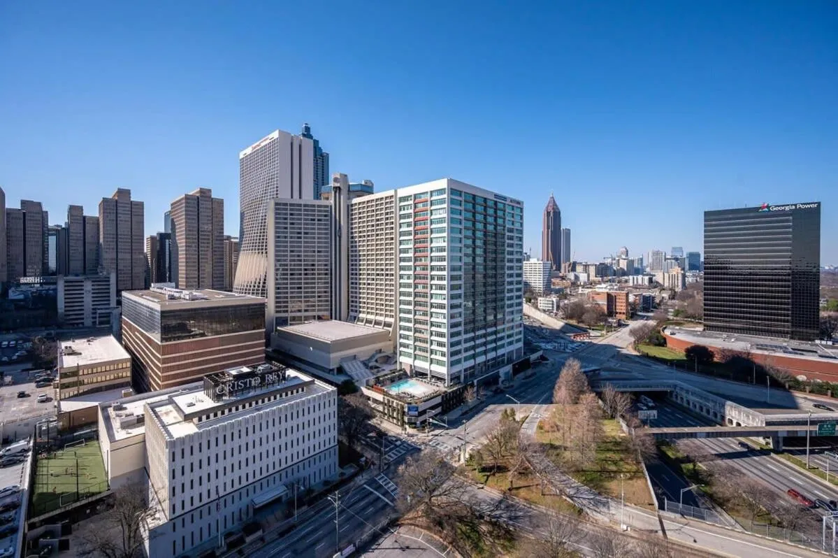 Downtown Atl Condo Onsite Parking King bed & bonus room LM1901