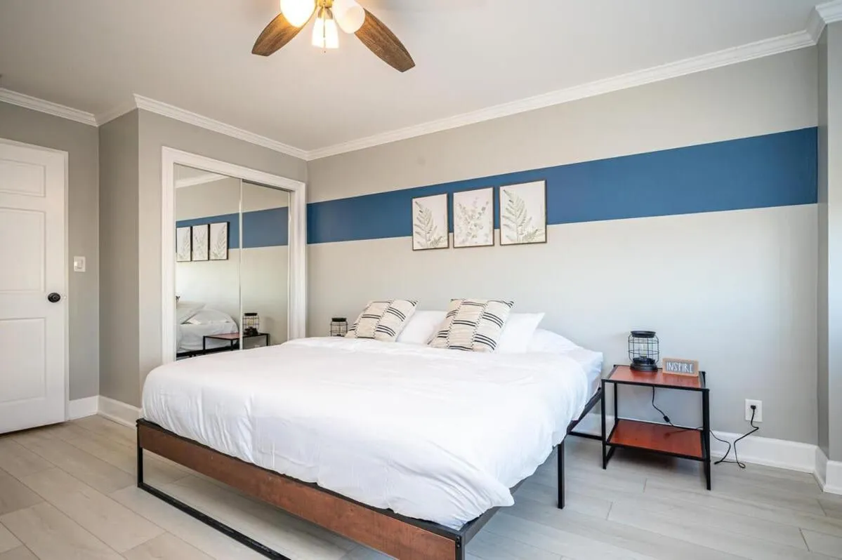 Bed in Downtown Atl Condo Onsite Parking King bed & bonus room LM1901