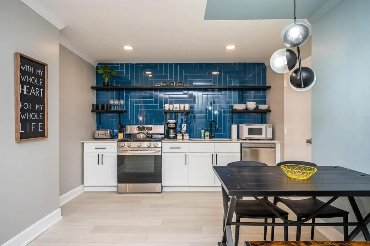 Downtown Atl Condo Onsite Parking King bed & bonus room LM1901