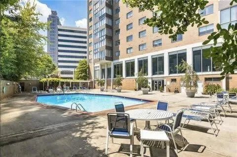Downtown Atl Condo Onsite Parking King bed & bonus room LM1901