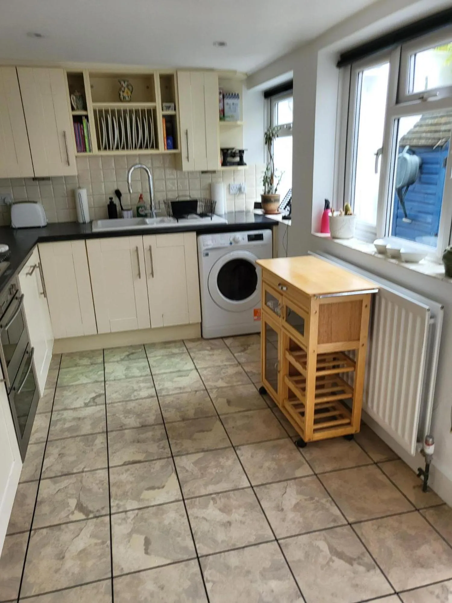 Kitchen or kitchenette in Pebble Cottage