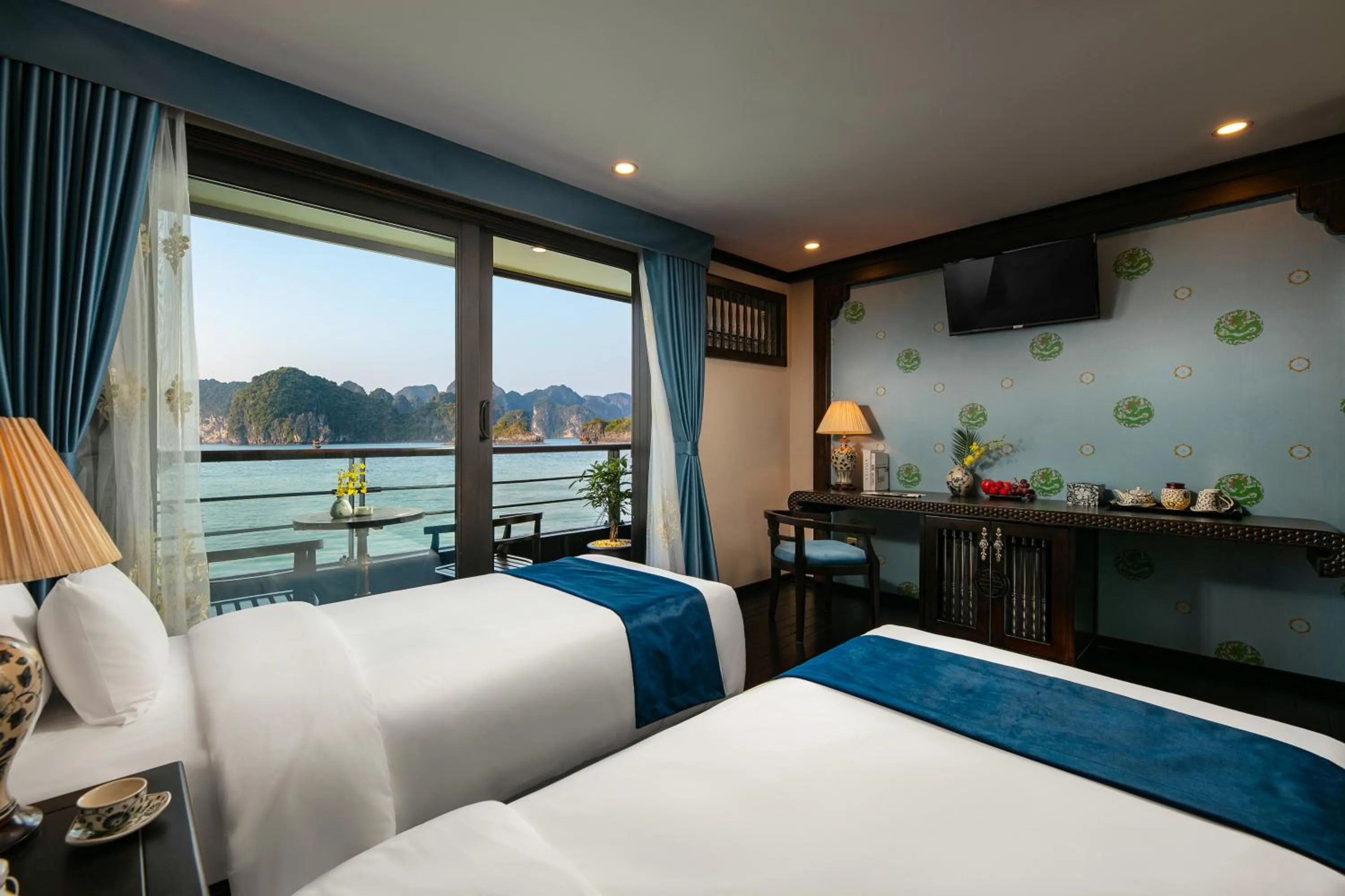 Balcony/Terrace, Bed in Nostalgia Halong Cruise