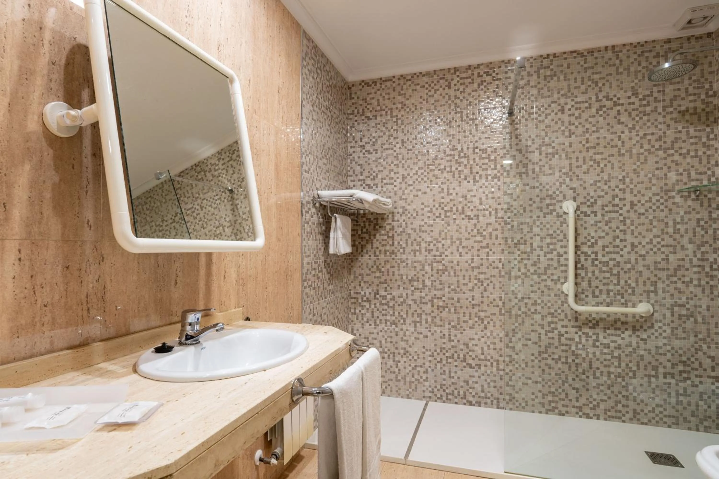 Shower in Chateau La Roca