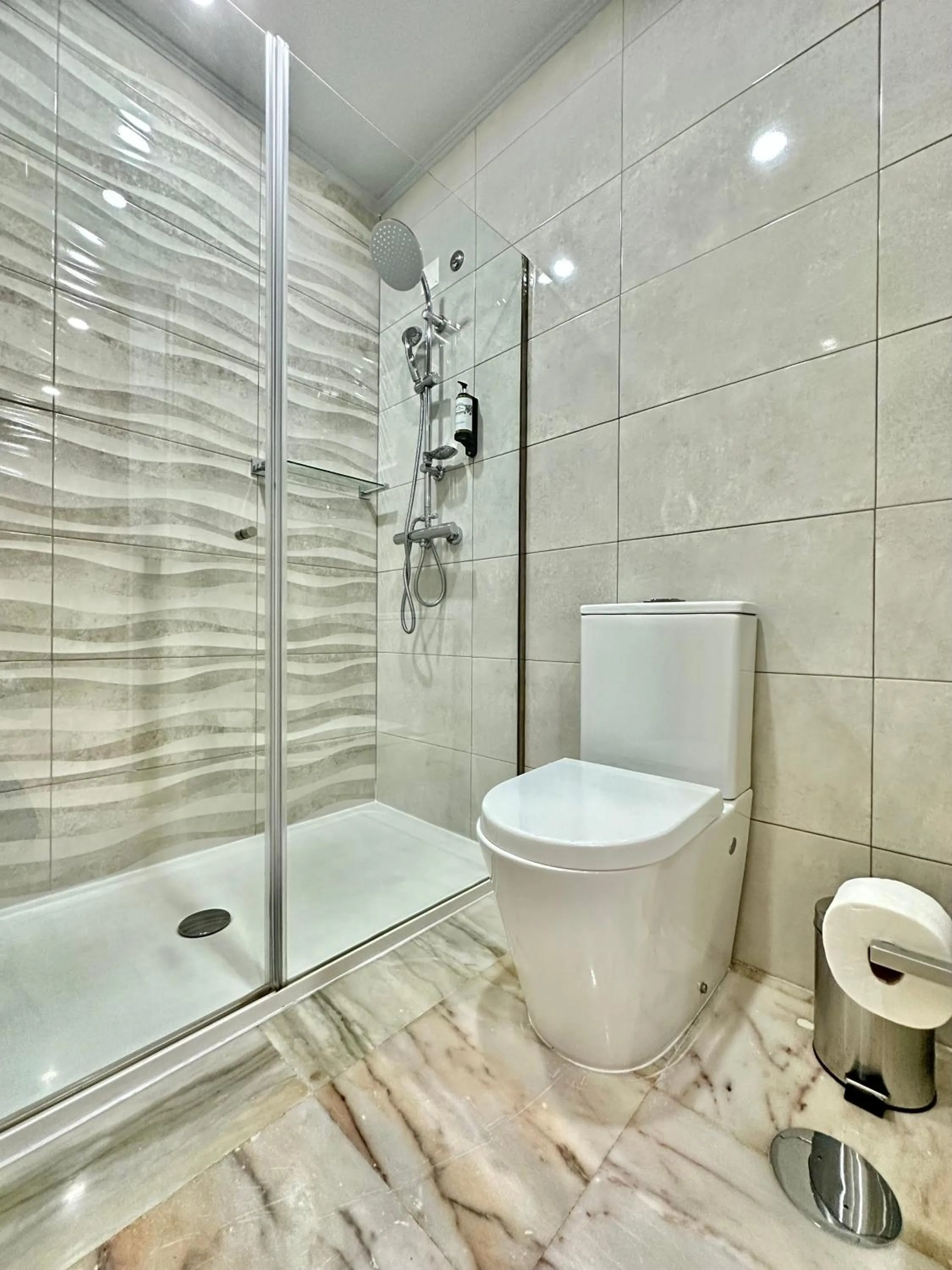 Shower in YOUROPO - Downtown