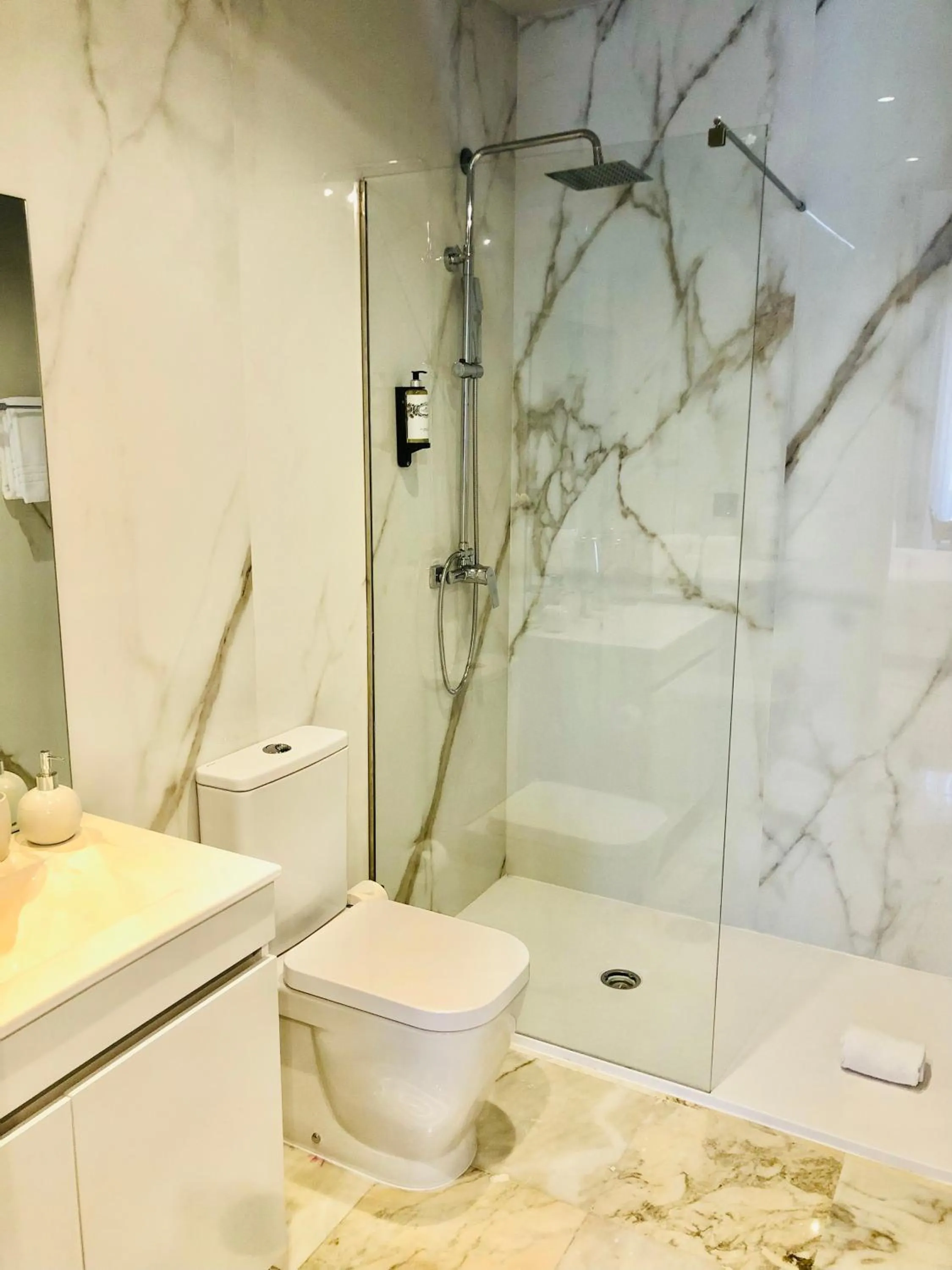 Shower in YOUROPO - Downtown