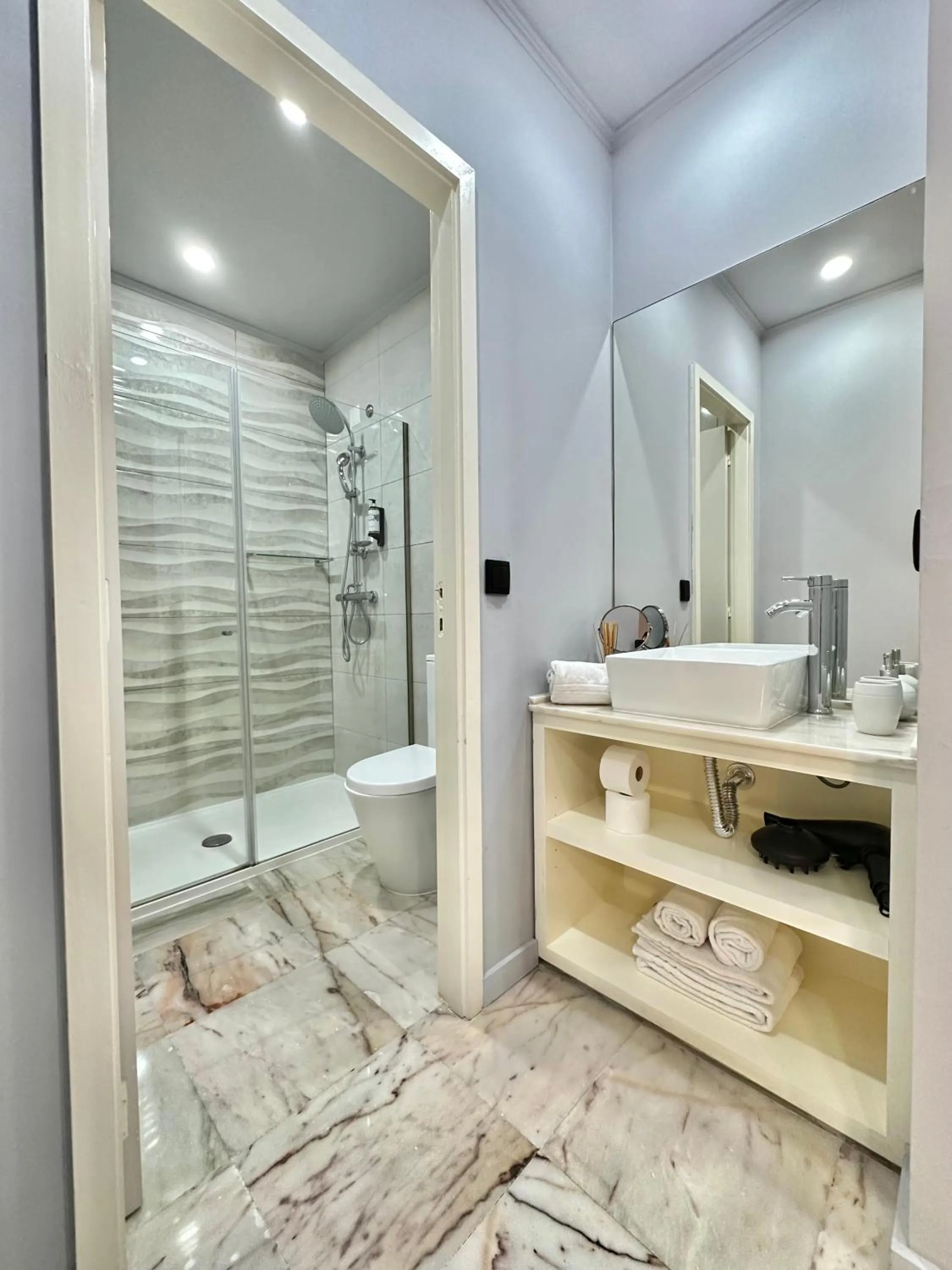 Shower in YOUROPO - Downtown