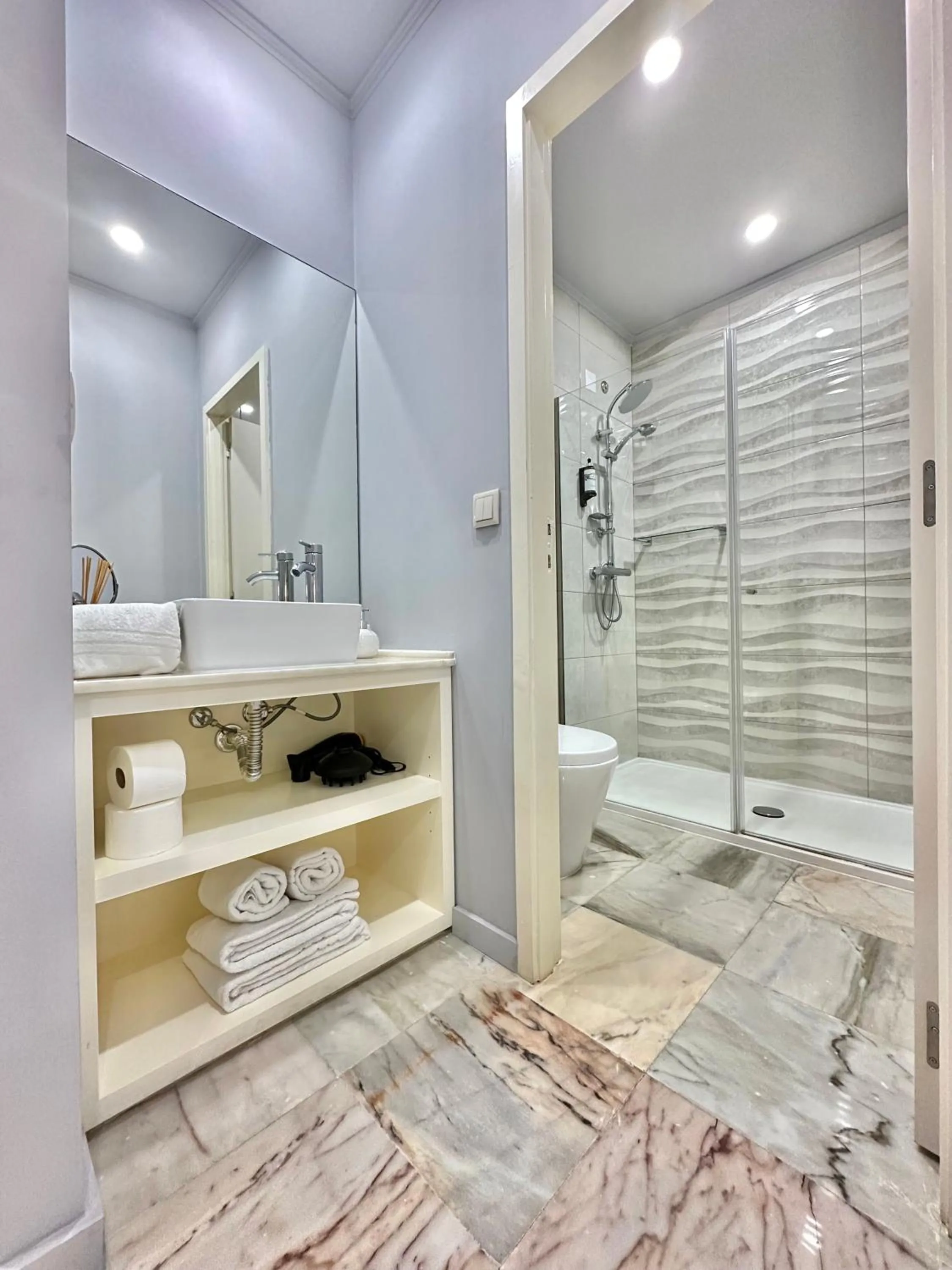 Shower in YOUROPO - Downtown