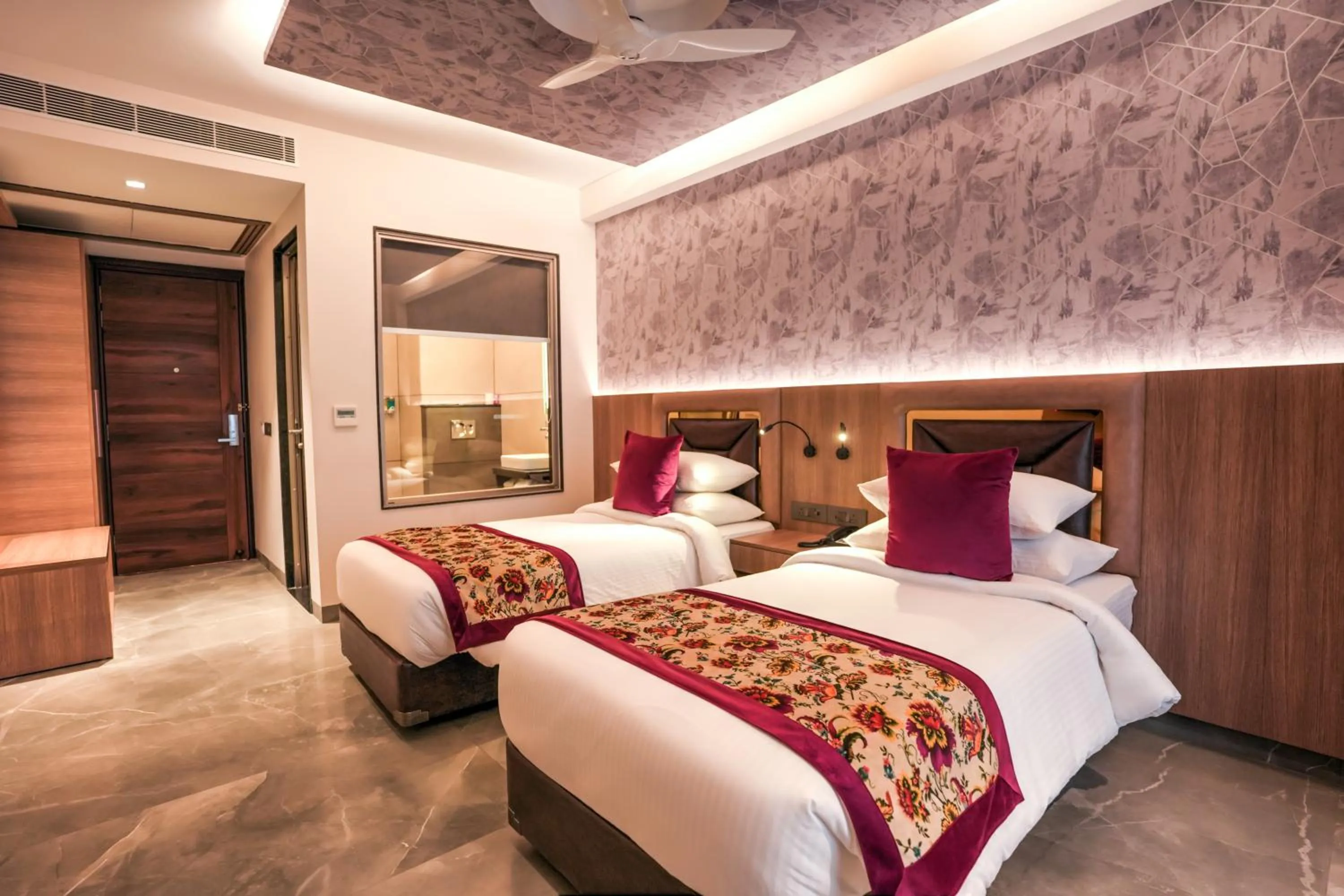 Bathroom, Bed in Hotel Rj