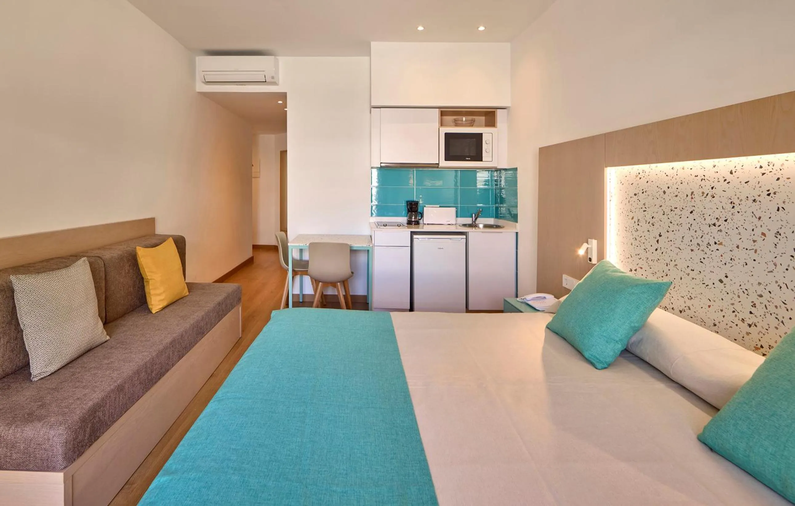 Kitchen or kitchenette, Bed in Universal Aparthotel Elisa