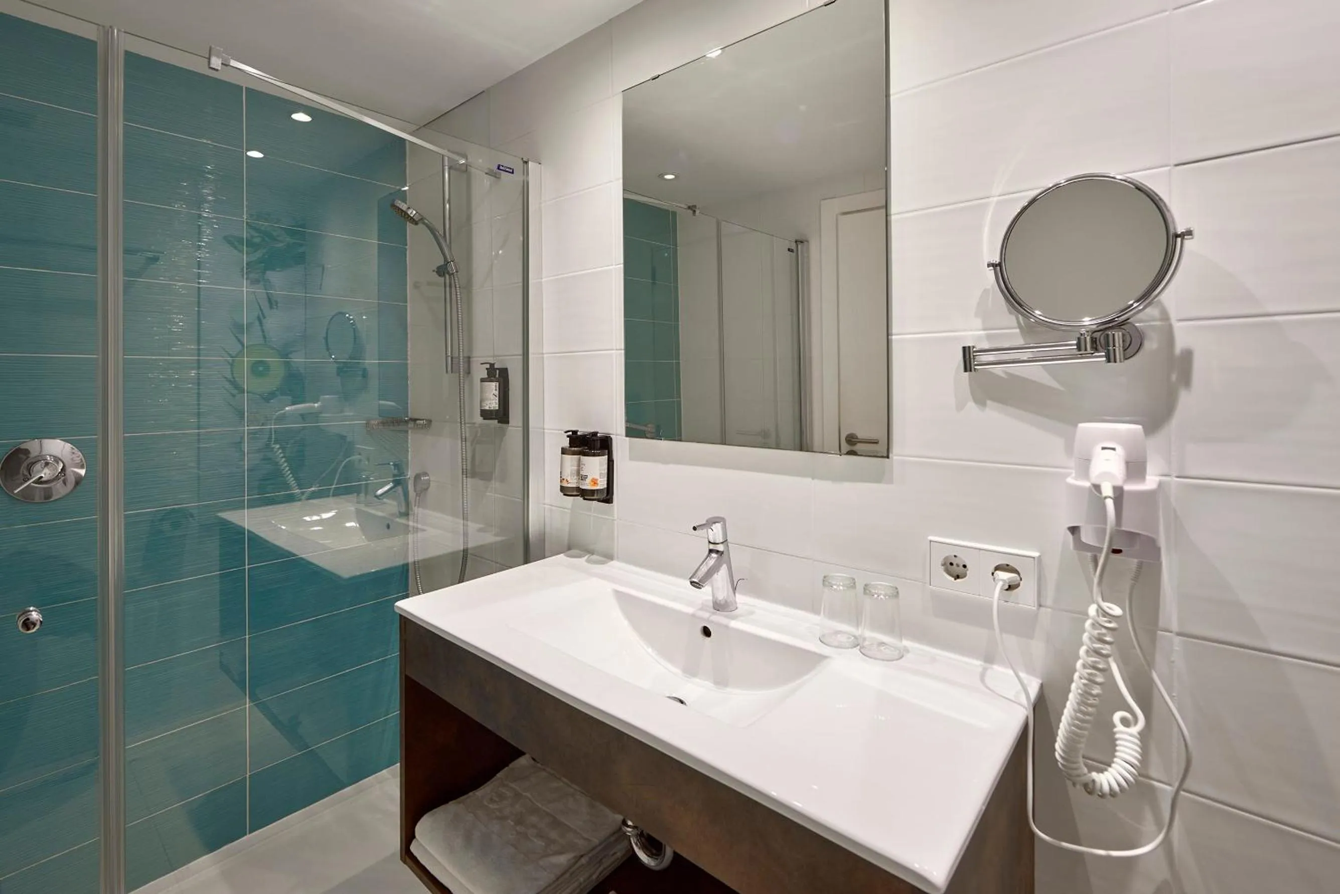 Shower in Universal Aparthotel Elisa