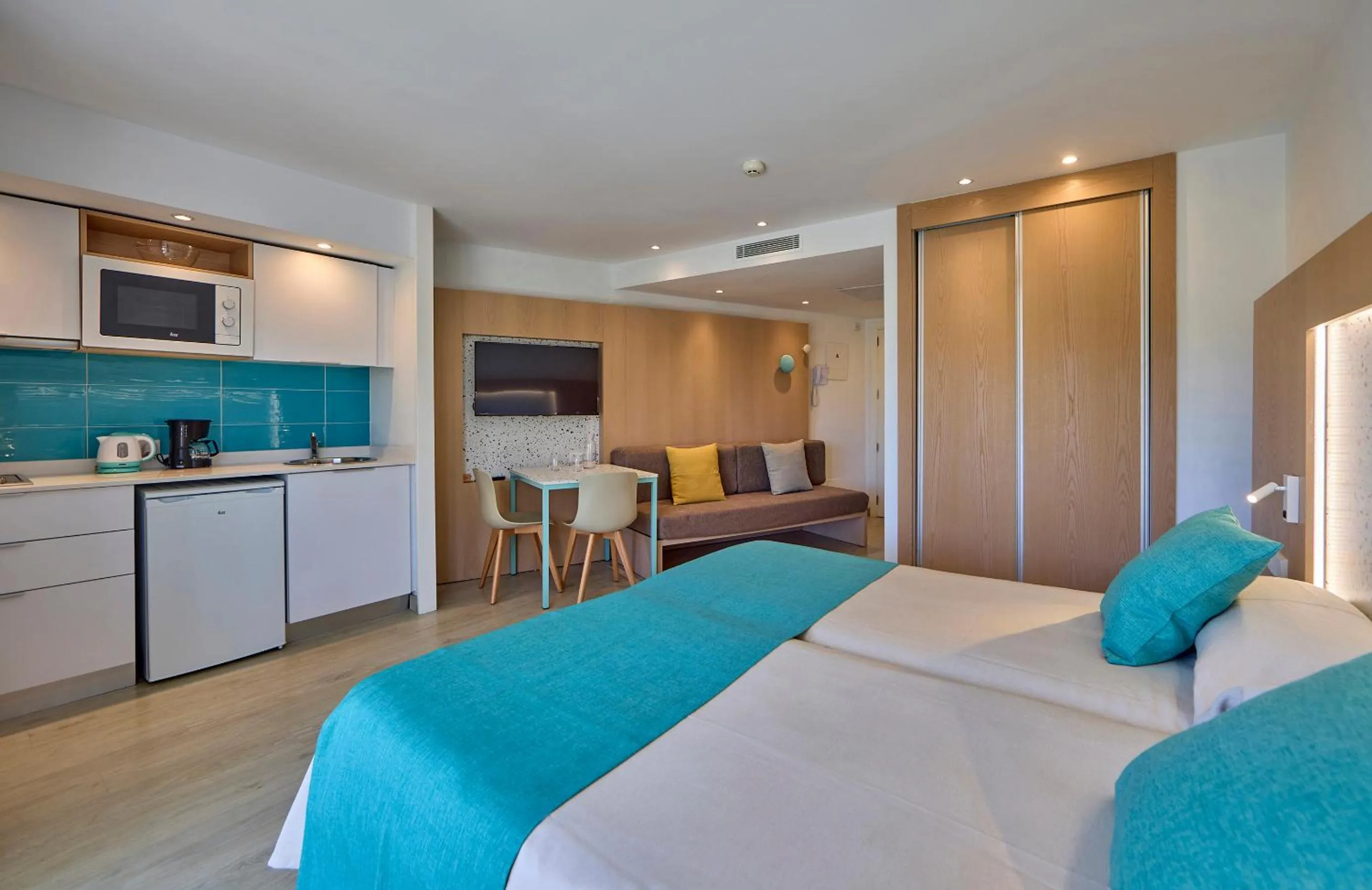 Bed in Universal Aparthotel Elisa