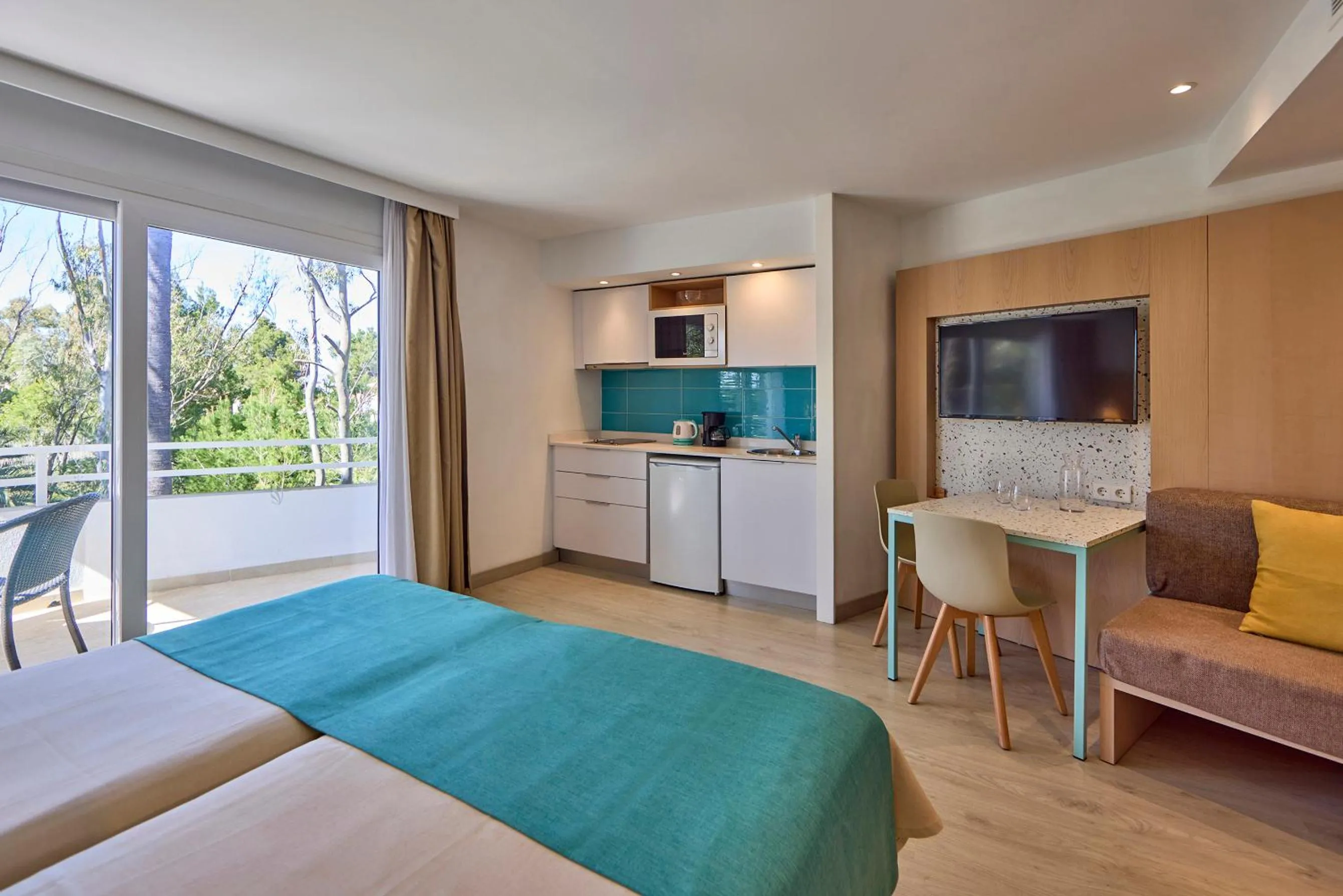 Kitchen or kitchenette, Bed in Universal Aparthotel Elisa