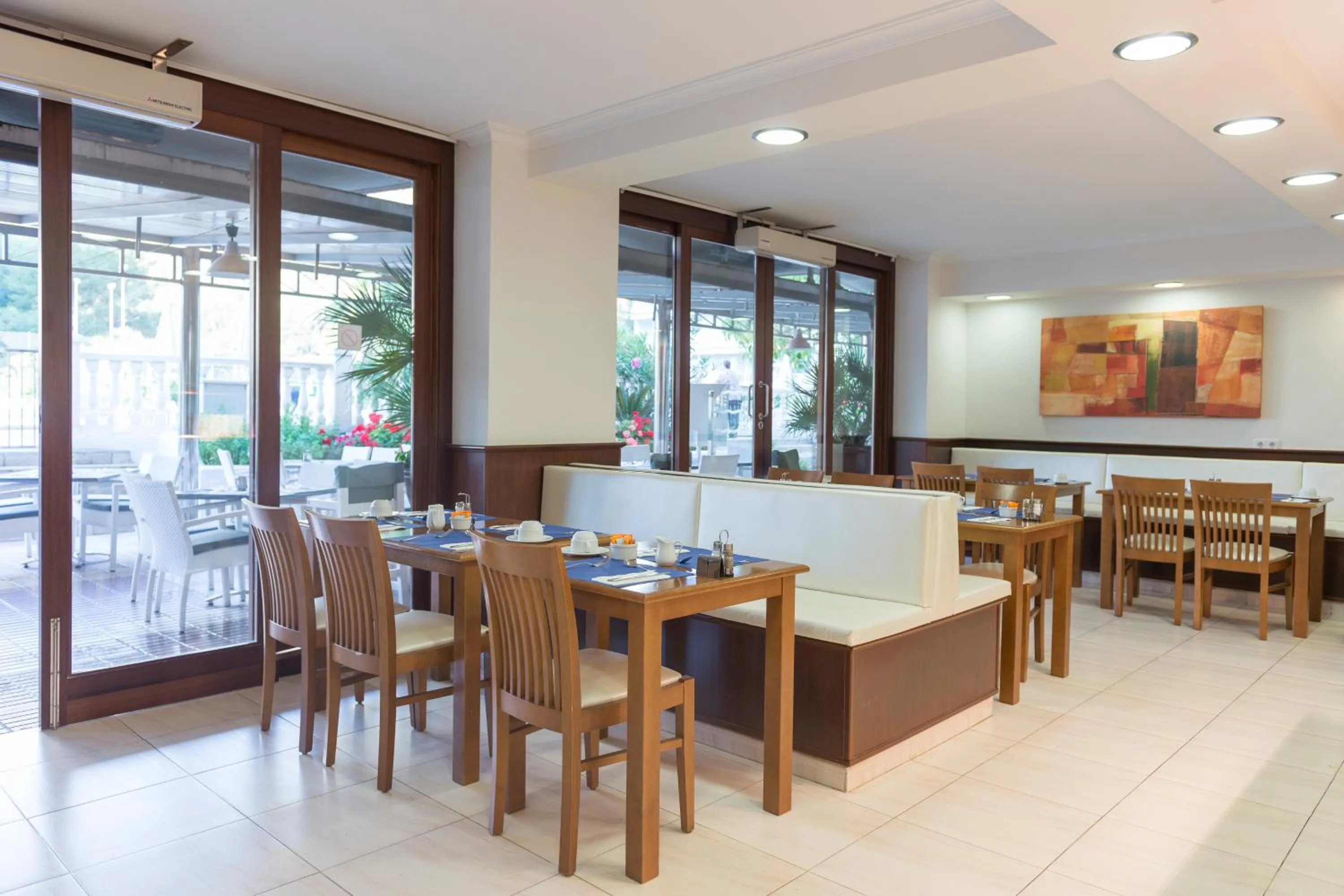 Restaurant/places to eat in Apartamentos Siesta I