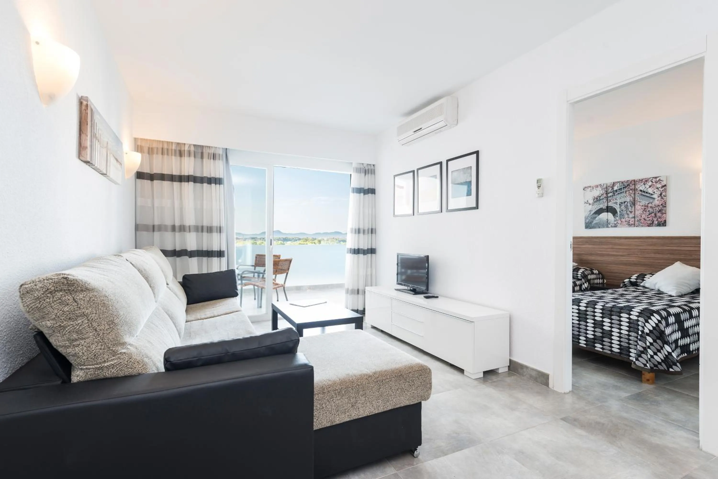 Living room, Bed in Apartamentos Siesta I