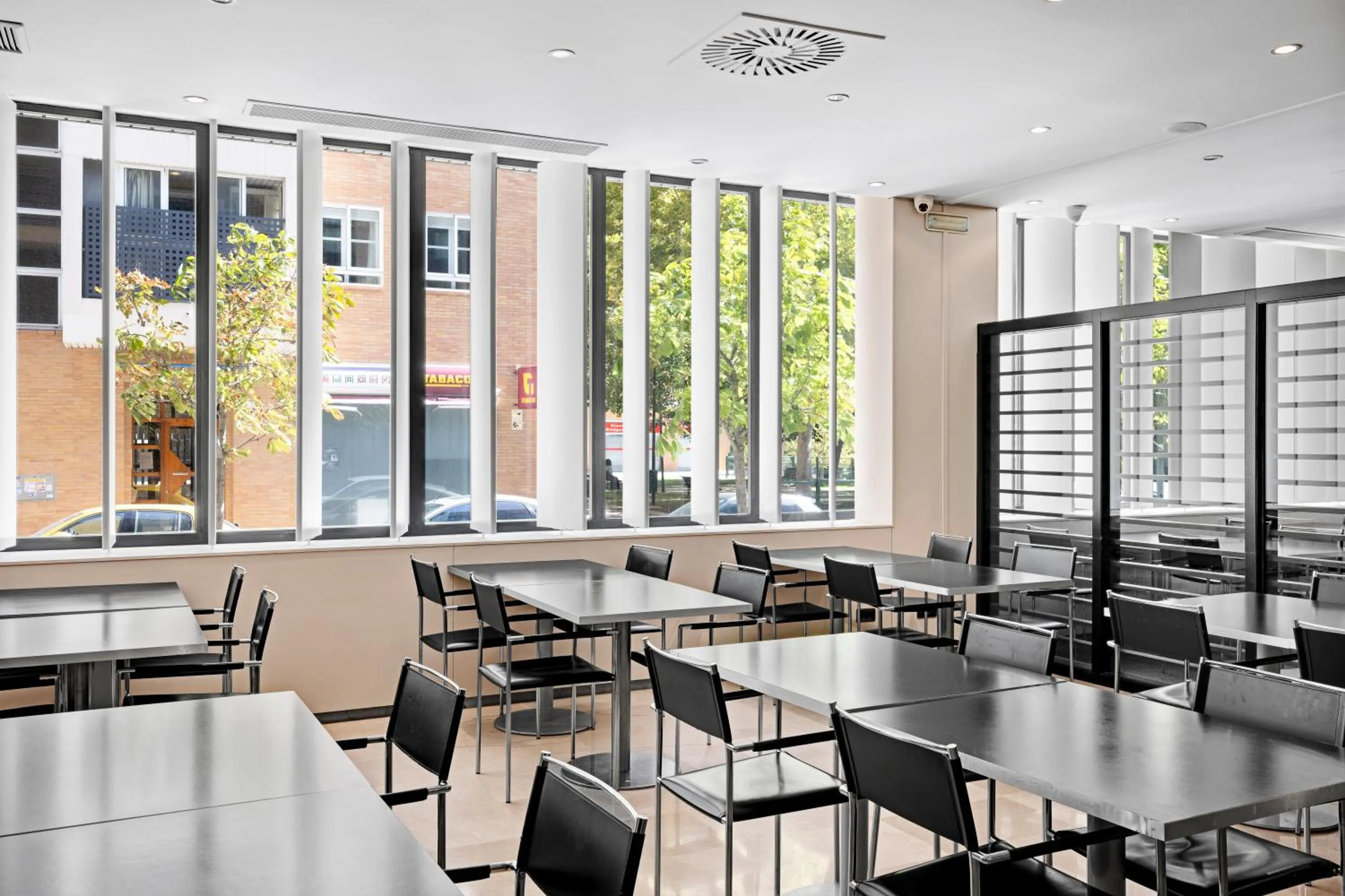 Seating area in B&B HOTEL Zaragoza Los Enlaces Estación