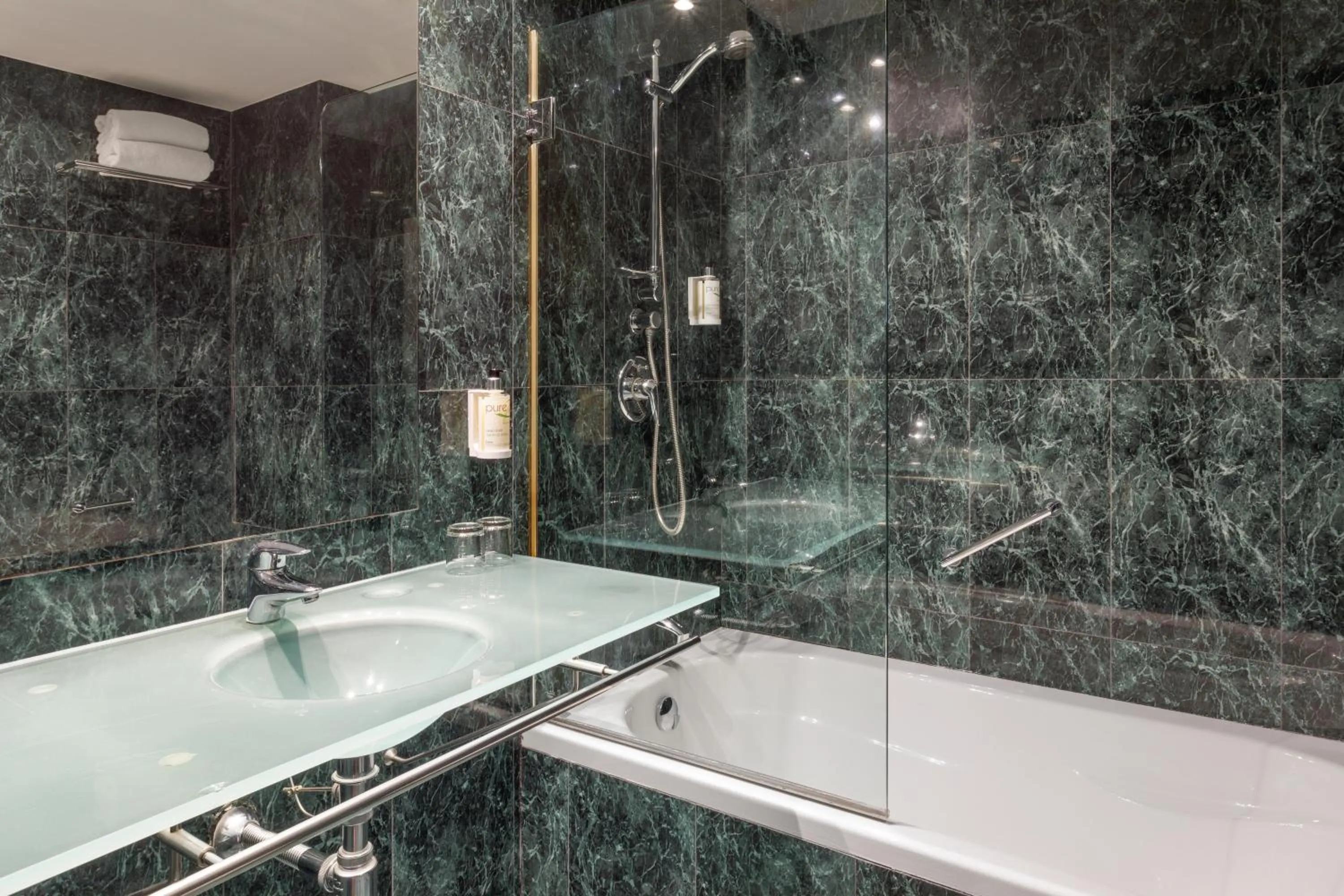 Shower in B&B HOTEL Ciudad de Lleida