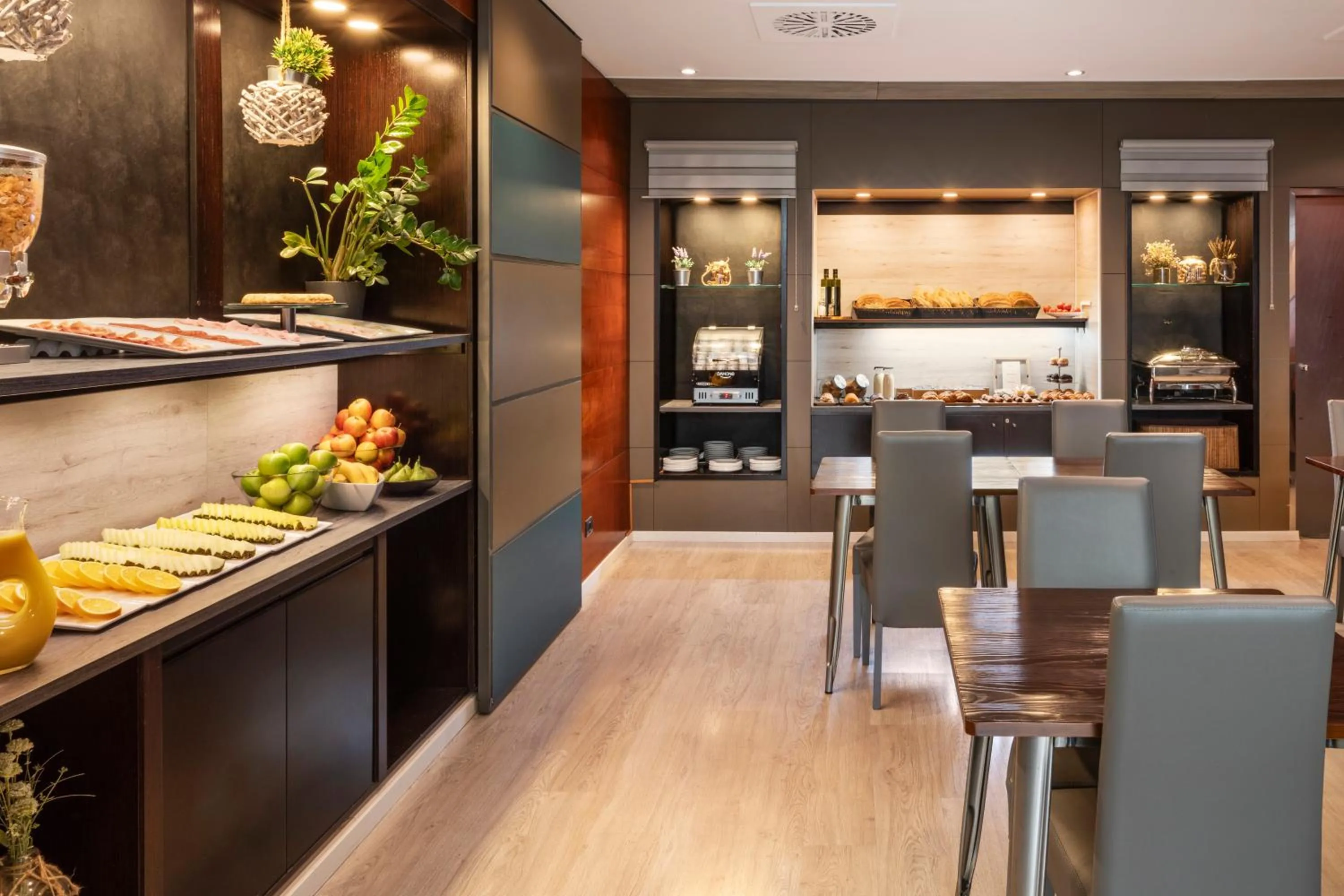 Restaurant/places to eat in B&B HOTEL Ciudad de Lleida