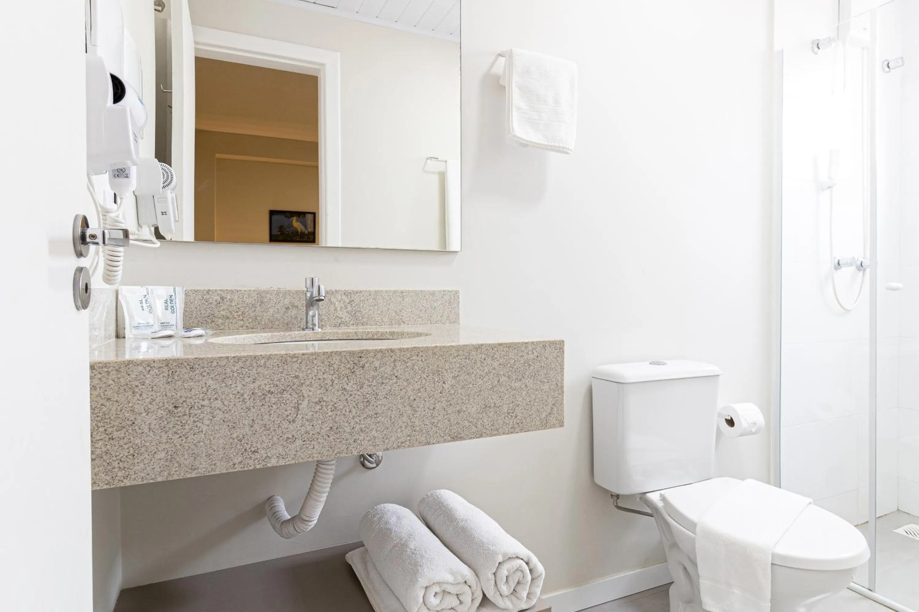 Bathroom in Gaivotas Praia Hotel