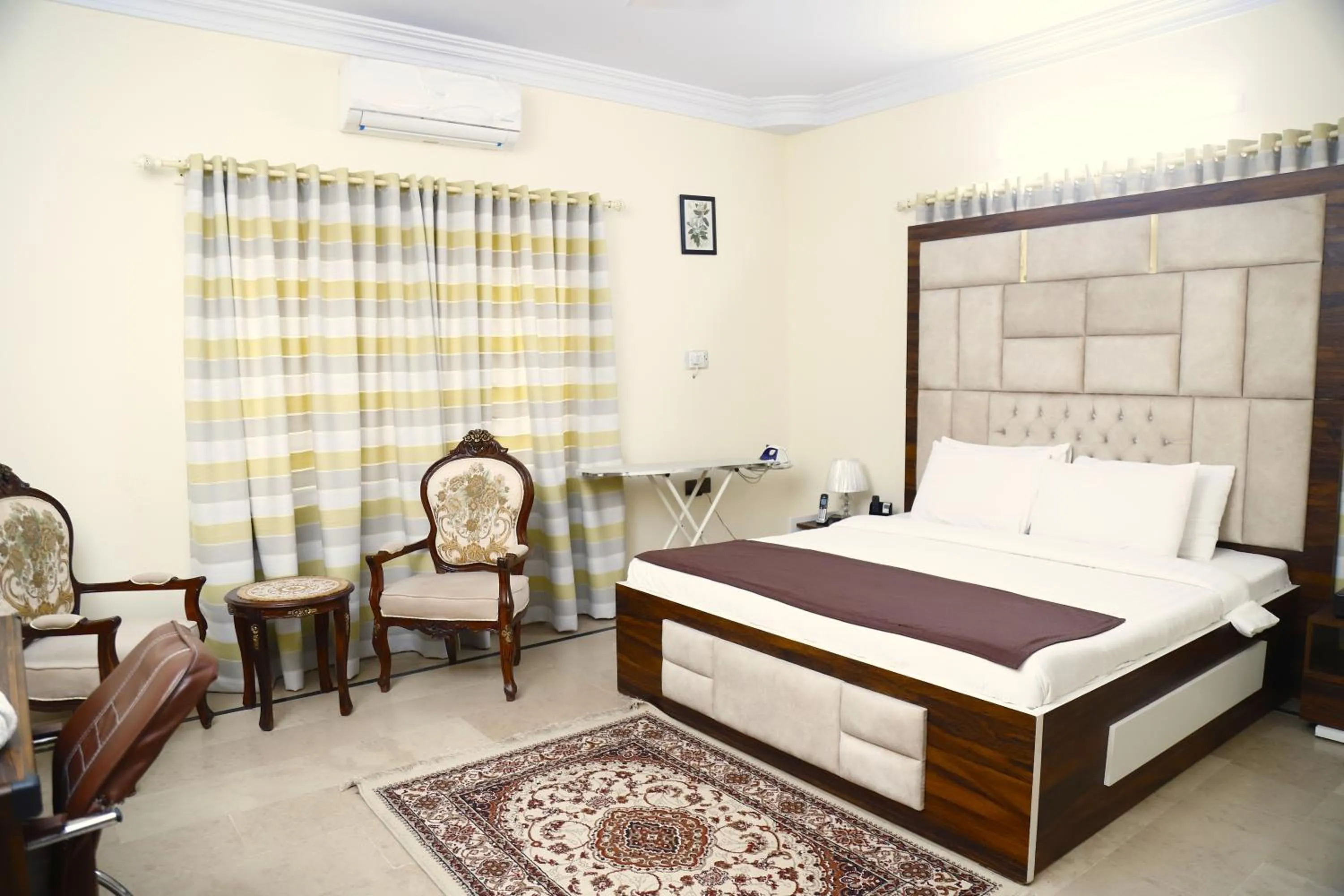 Photo of the whole room, Bed in Waypoint Hotel