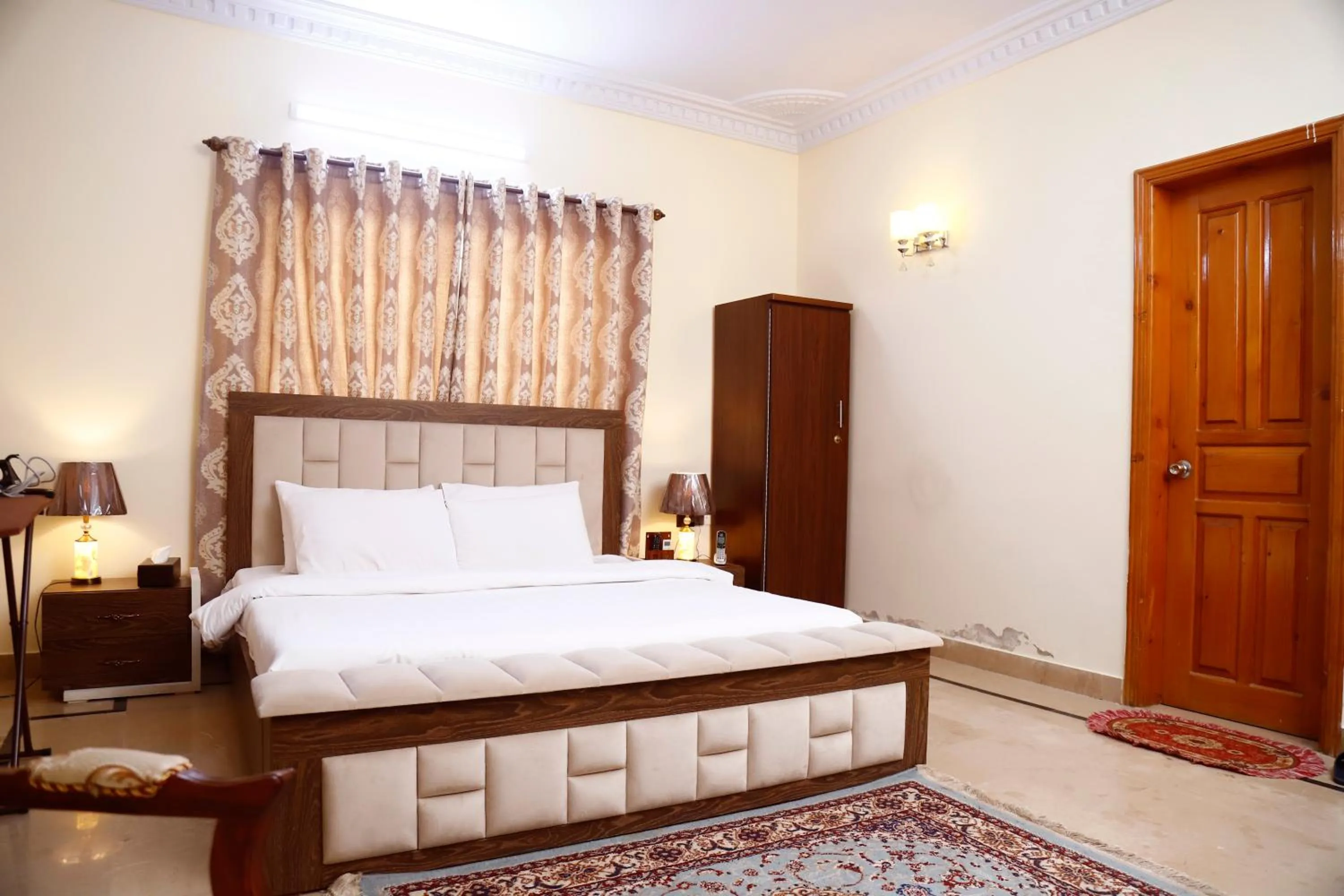 Bedroom, Bed in Waypoint Hotel