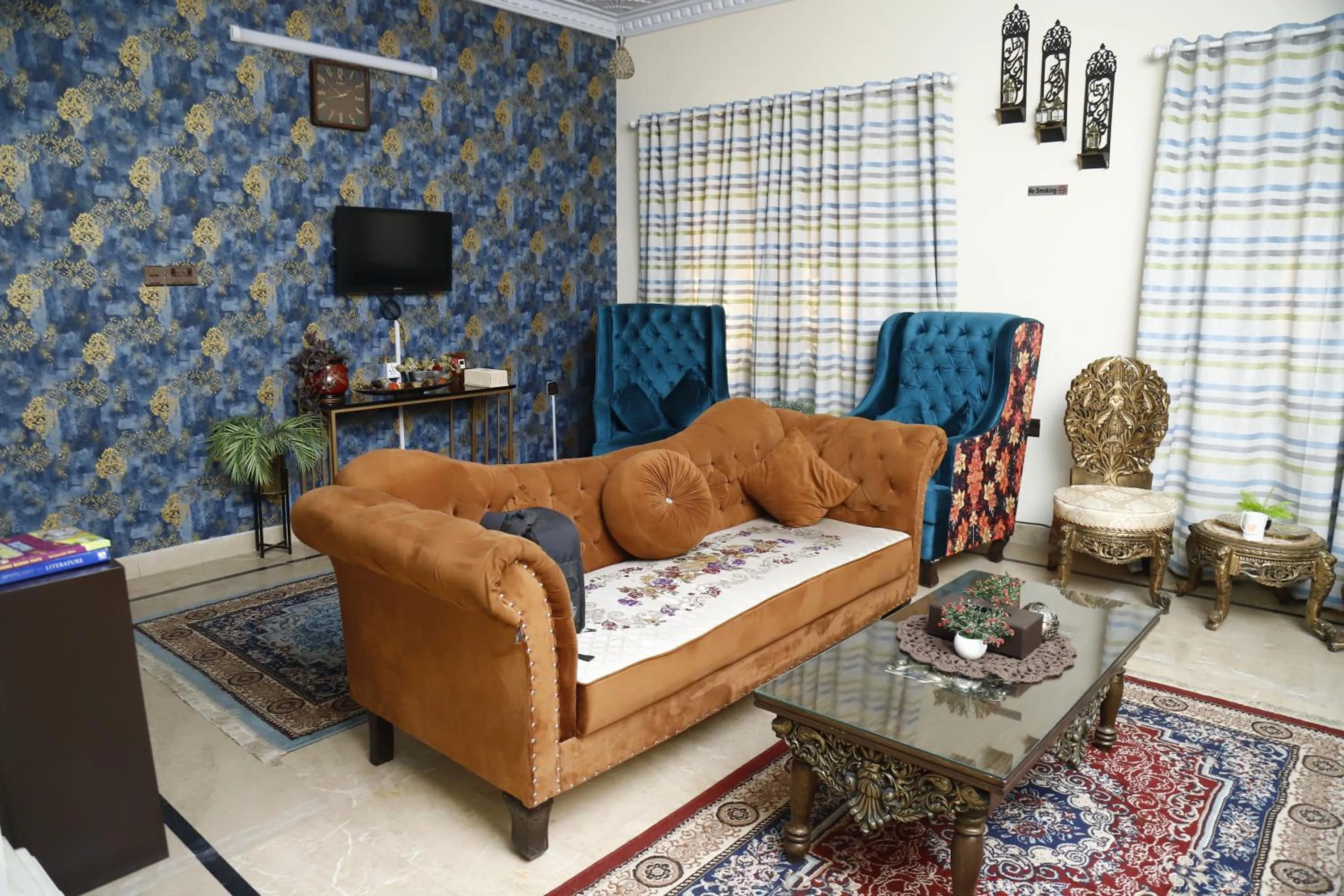 Communal lounge/ TV room in Waypoint Hotel