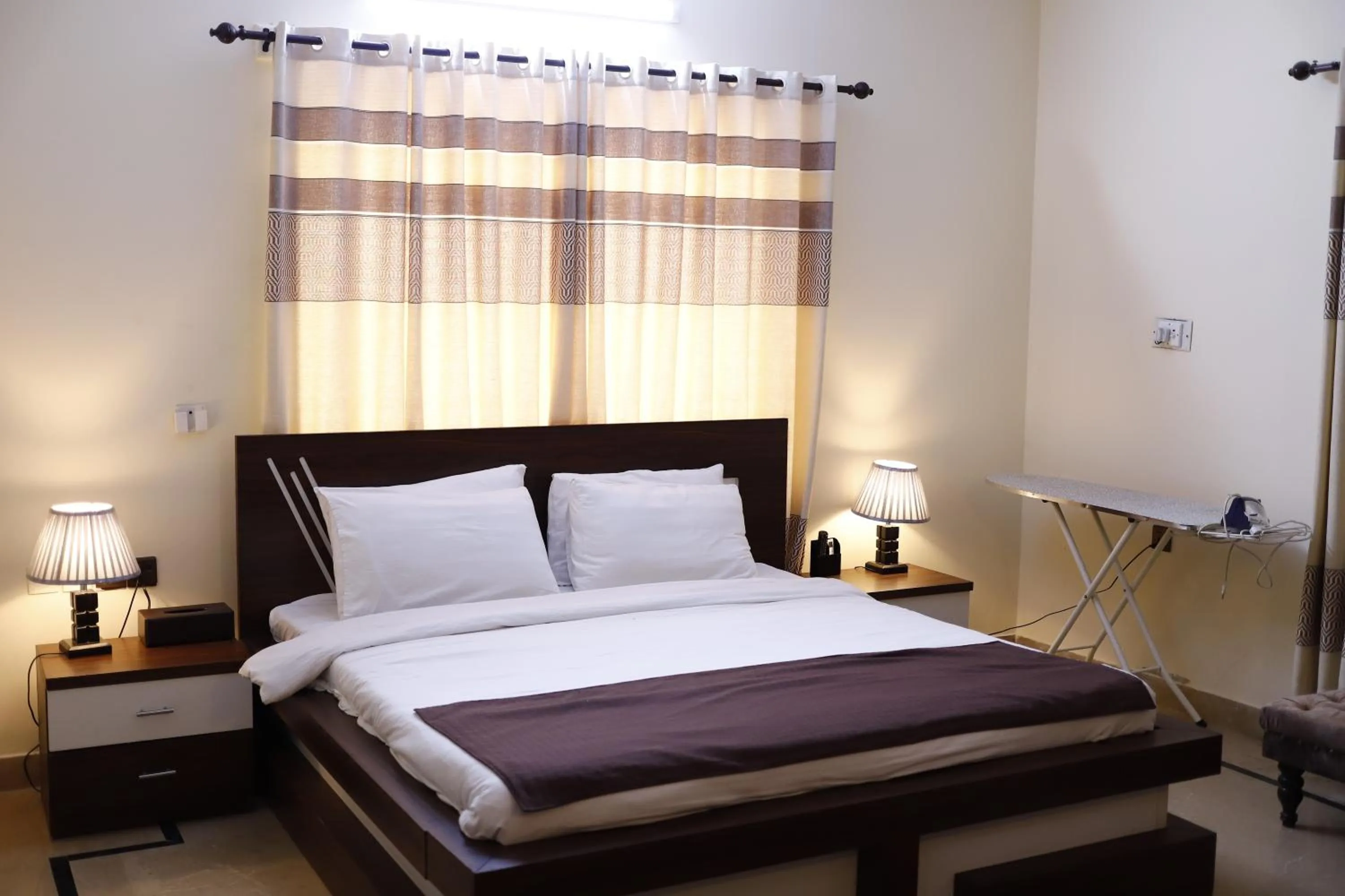 Bedroom, Bed in Waypoint Hotel