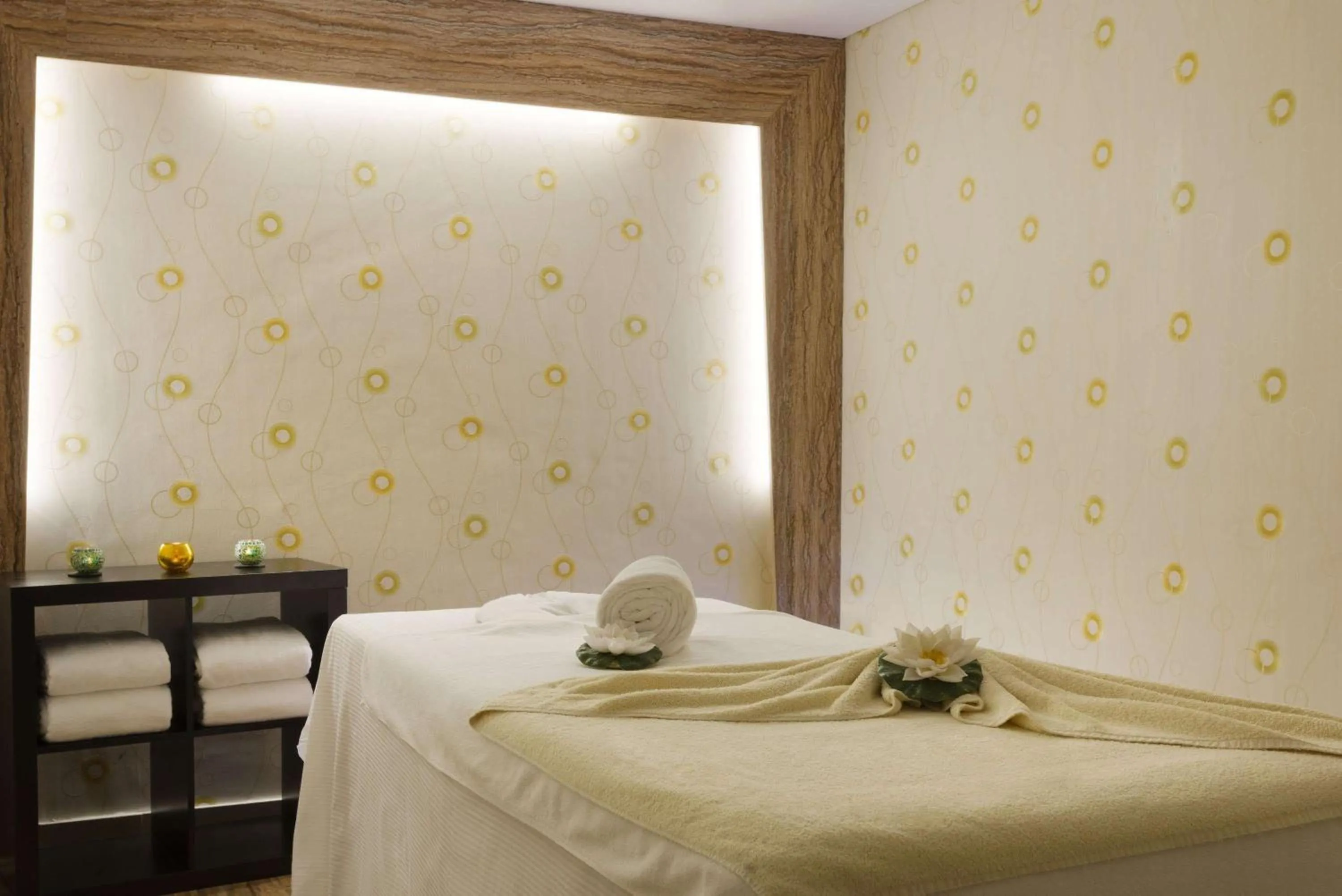 Spa and wellness centre/facilities, Bed in Ramada Abu Dhabi Corniche
