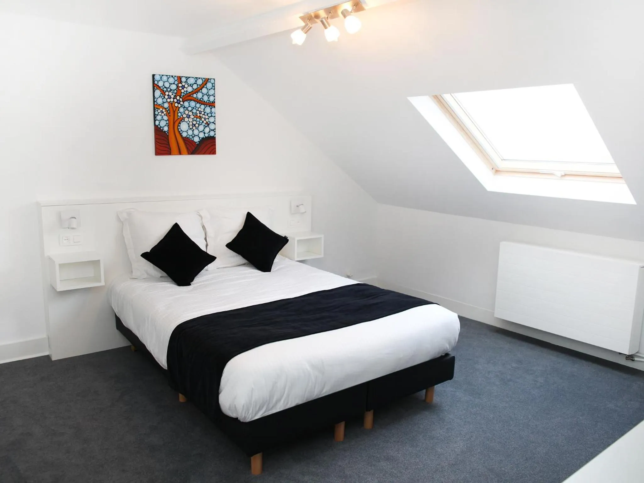 Bed in Hotel Satellite