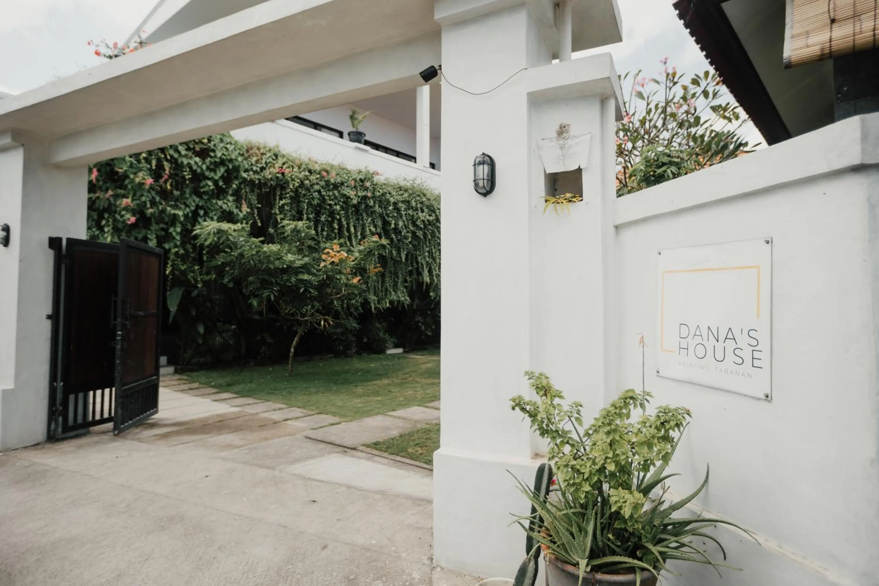 Property logo or sign in Dana's House