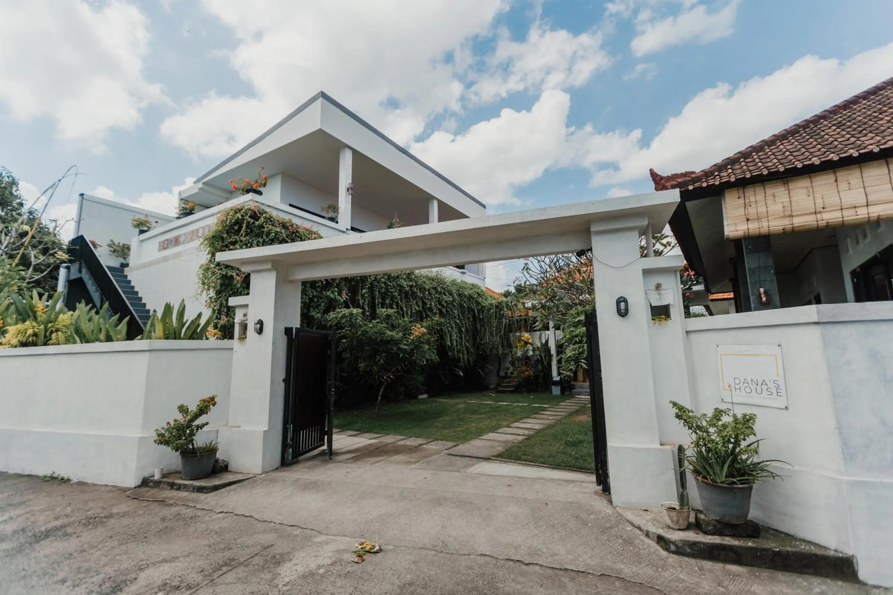 Facade/entrance in Dana's House