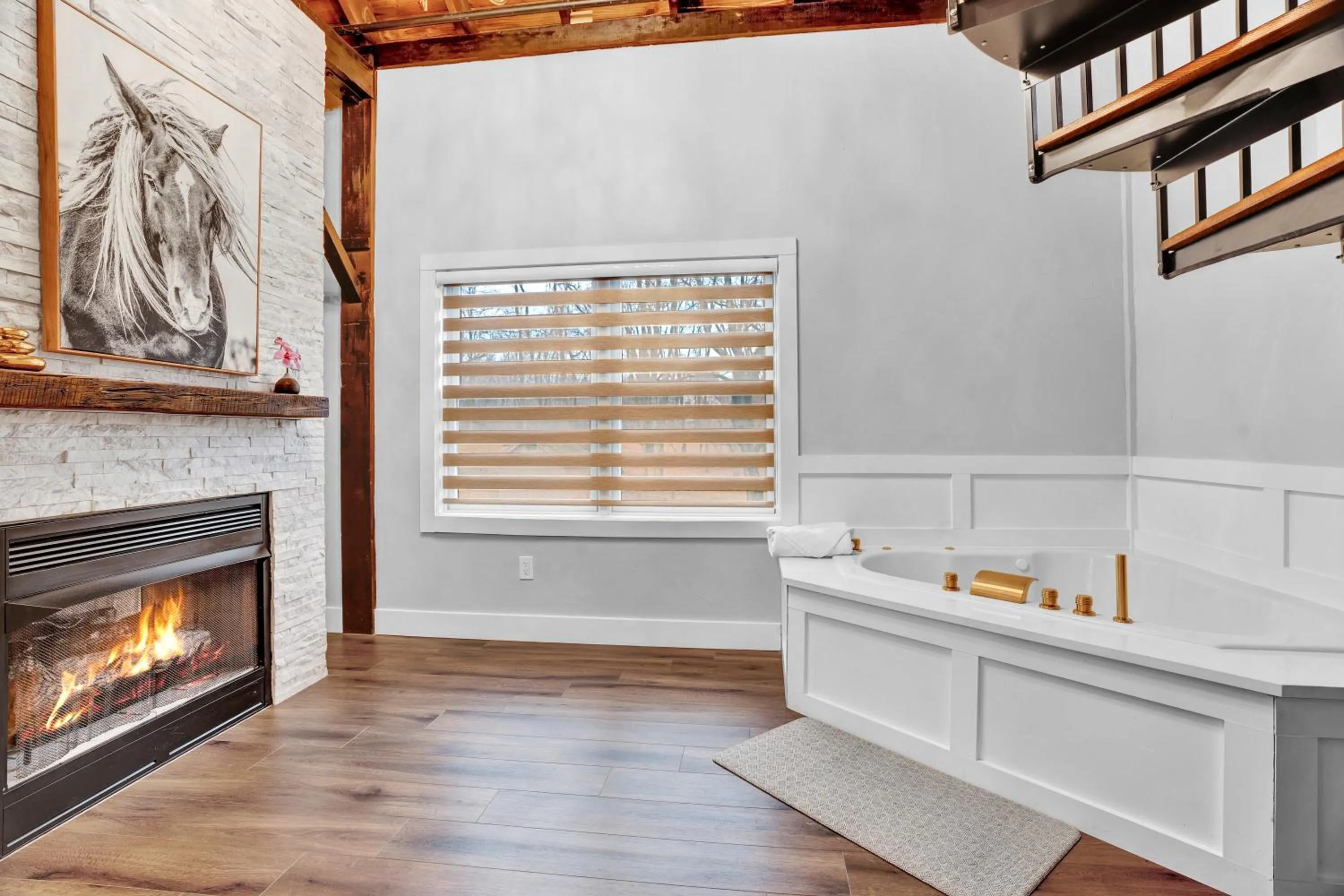 Hot Tub in Chimney Hill Estate Inn