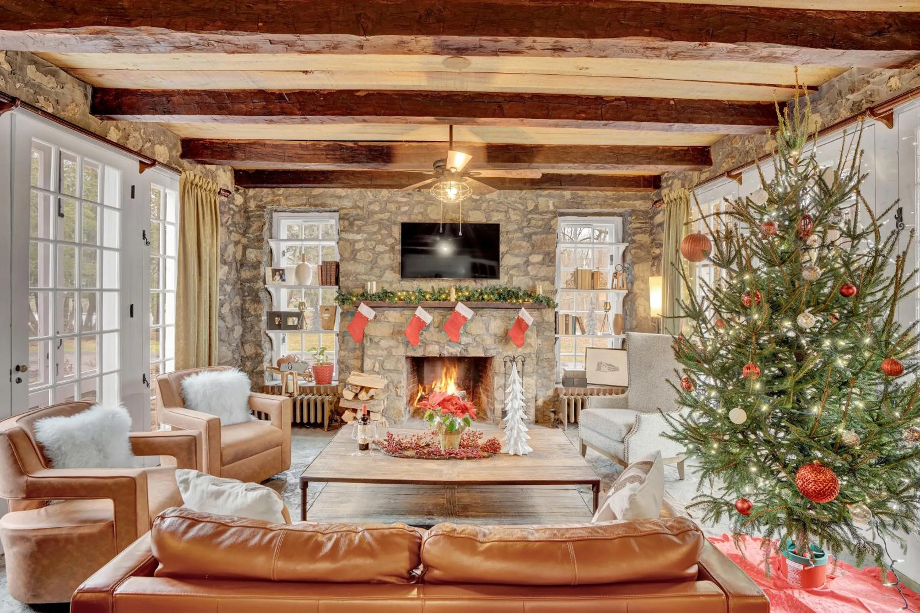 Communal lounge/ TV room in Chimney Hill Estate Inn