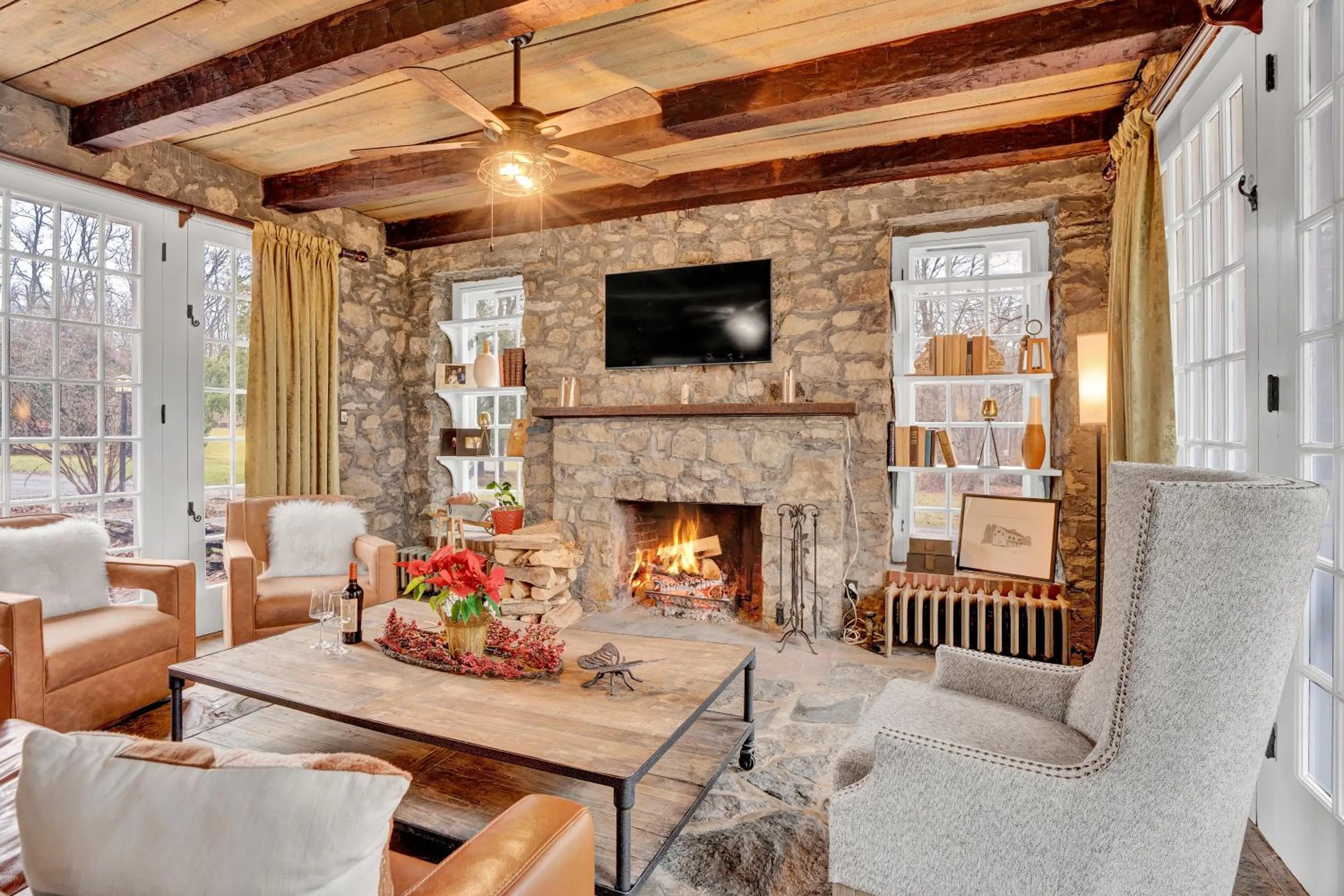 Communal lounge/ TV room in Chimney Hill Estate Inn