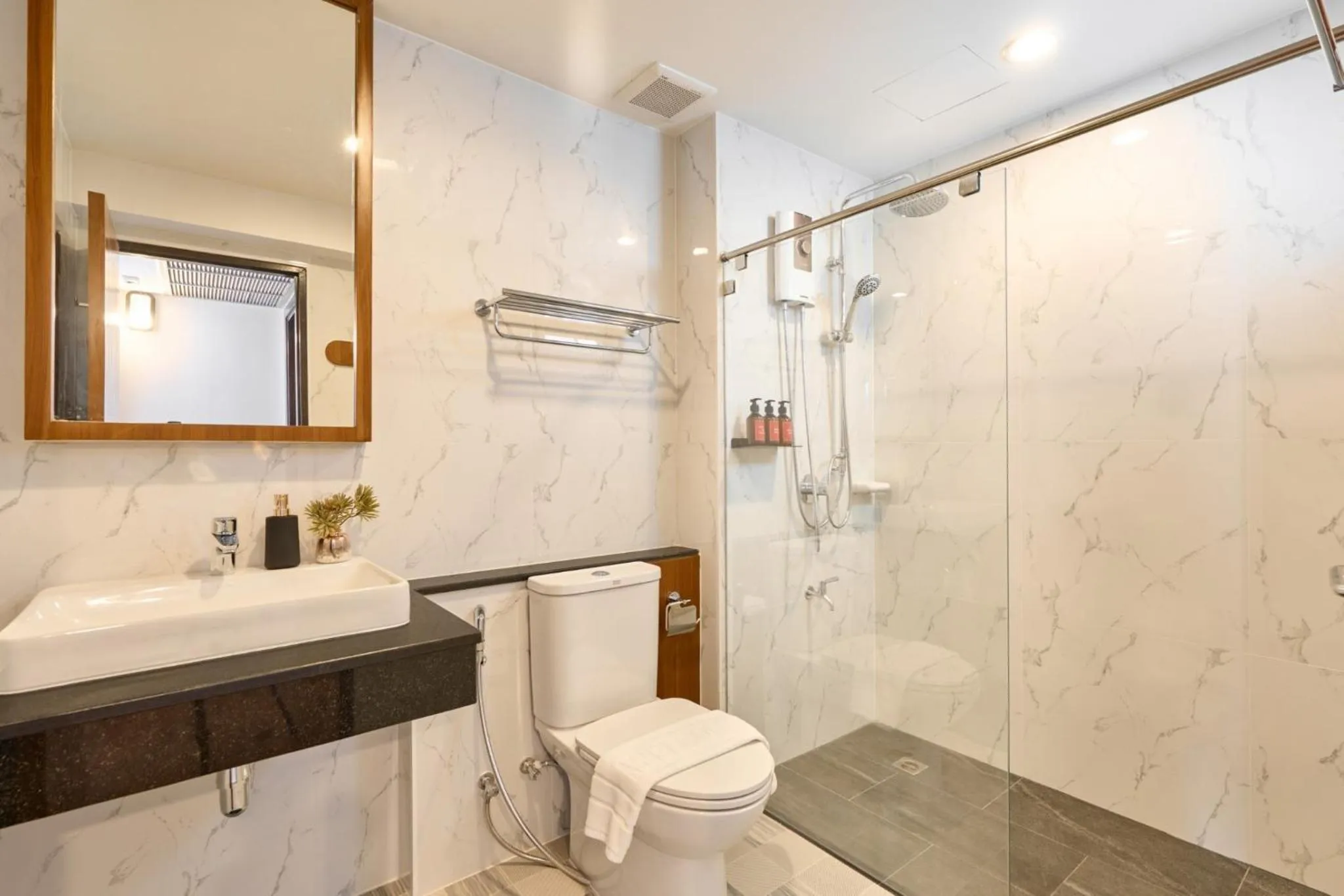 Shower in Be Phrasingh Hotel Chiang Mai