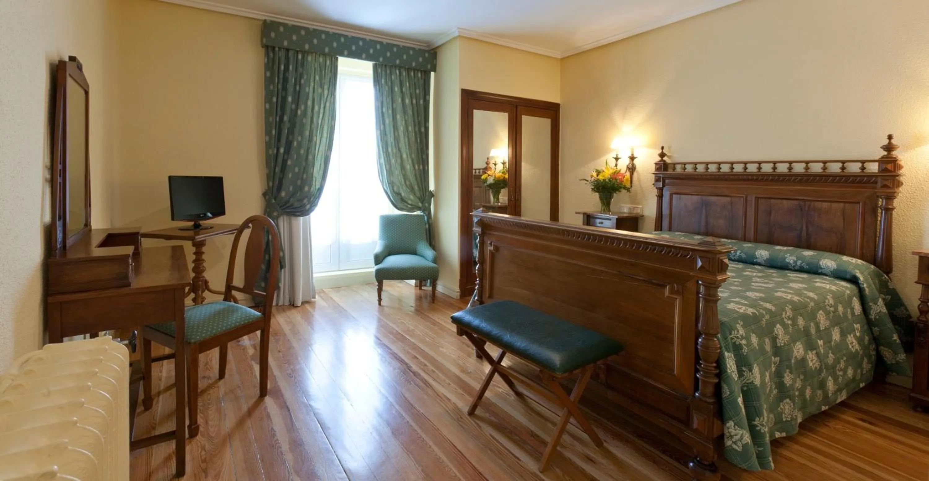 Bedroom, Bed in Hotel Norte y Londres